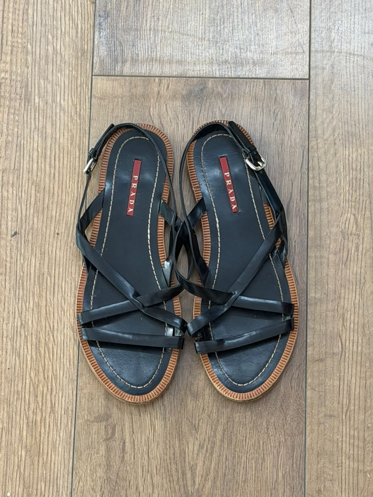 סנדלי עור של Prada