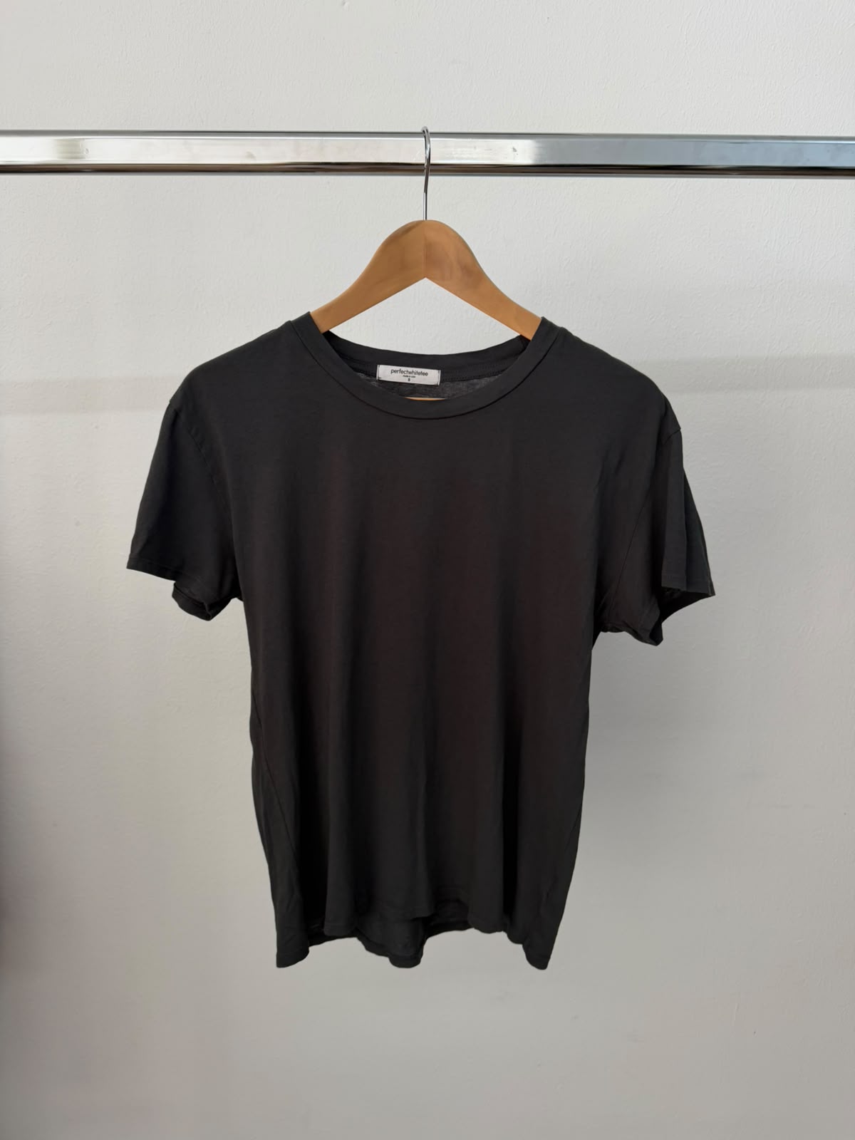 טישירט שחורה של Perfectwhitetee