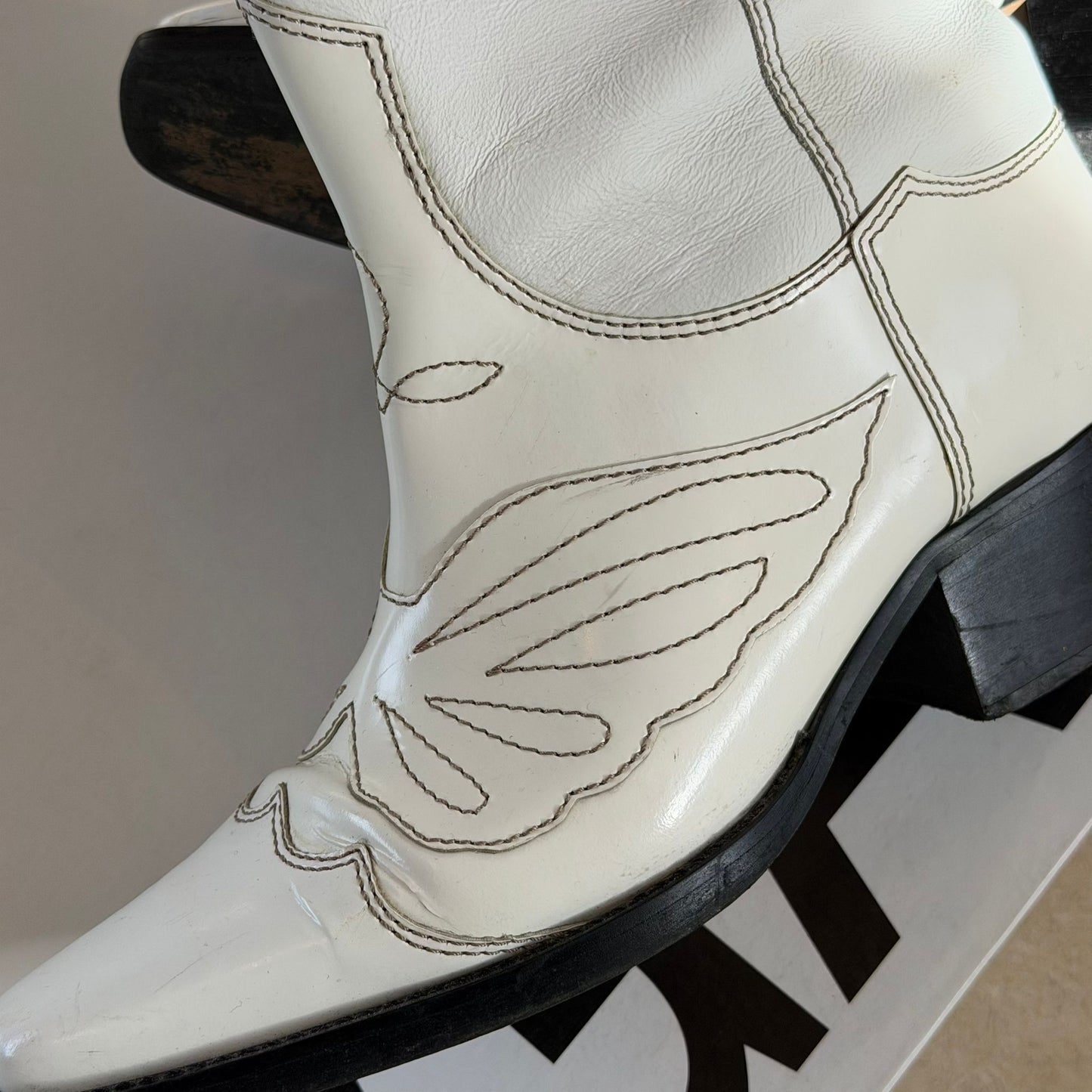 מגפי בוקרים לבנים של GANNI