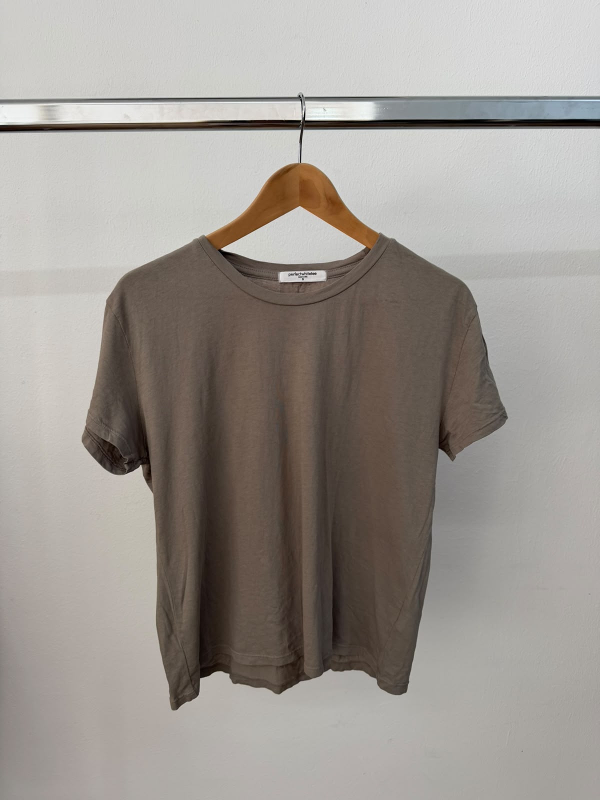 טישירט חומה של Perfectwhitetee