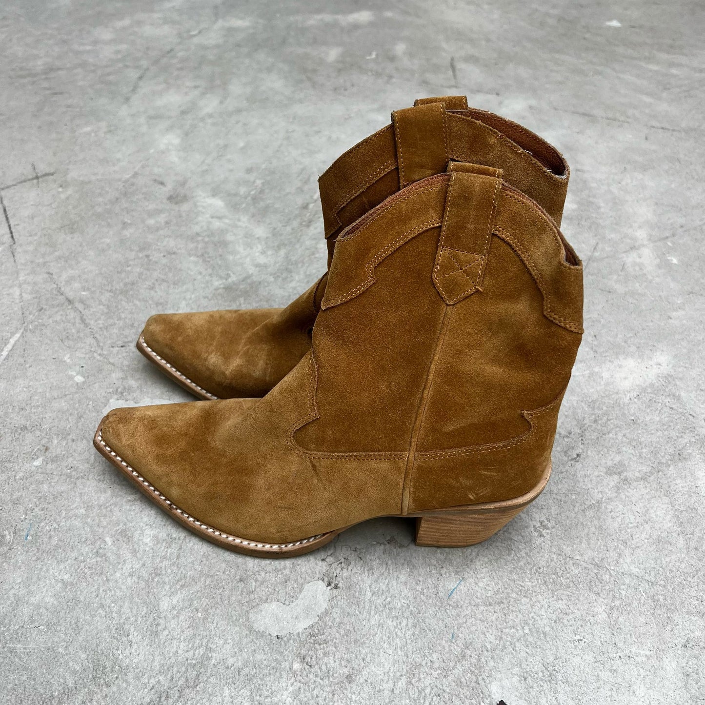 מגפי זמש חומים של Jeffrey Campbell