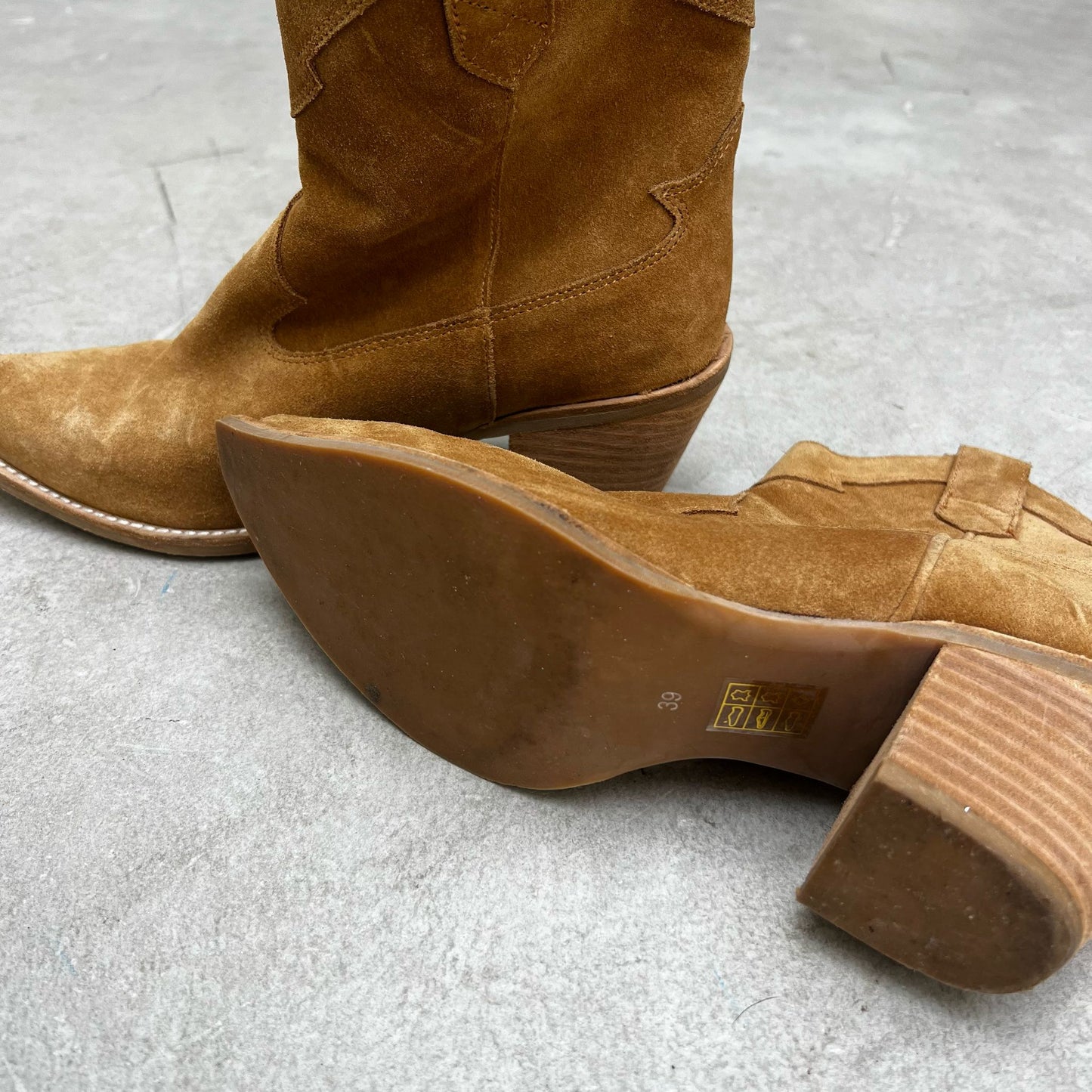 מגפי זמש חומים של Jeffrey Campbell