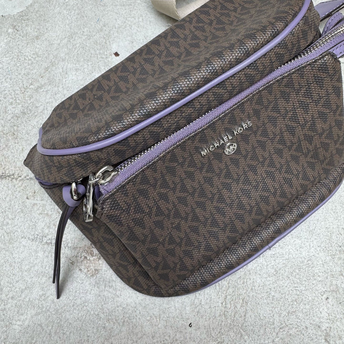פאוץ׳ לוגו של Michael Kors