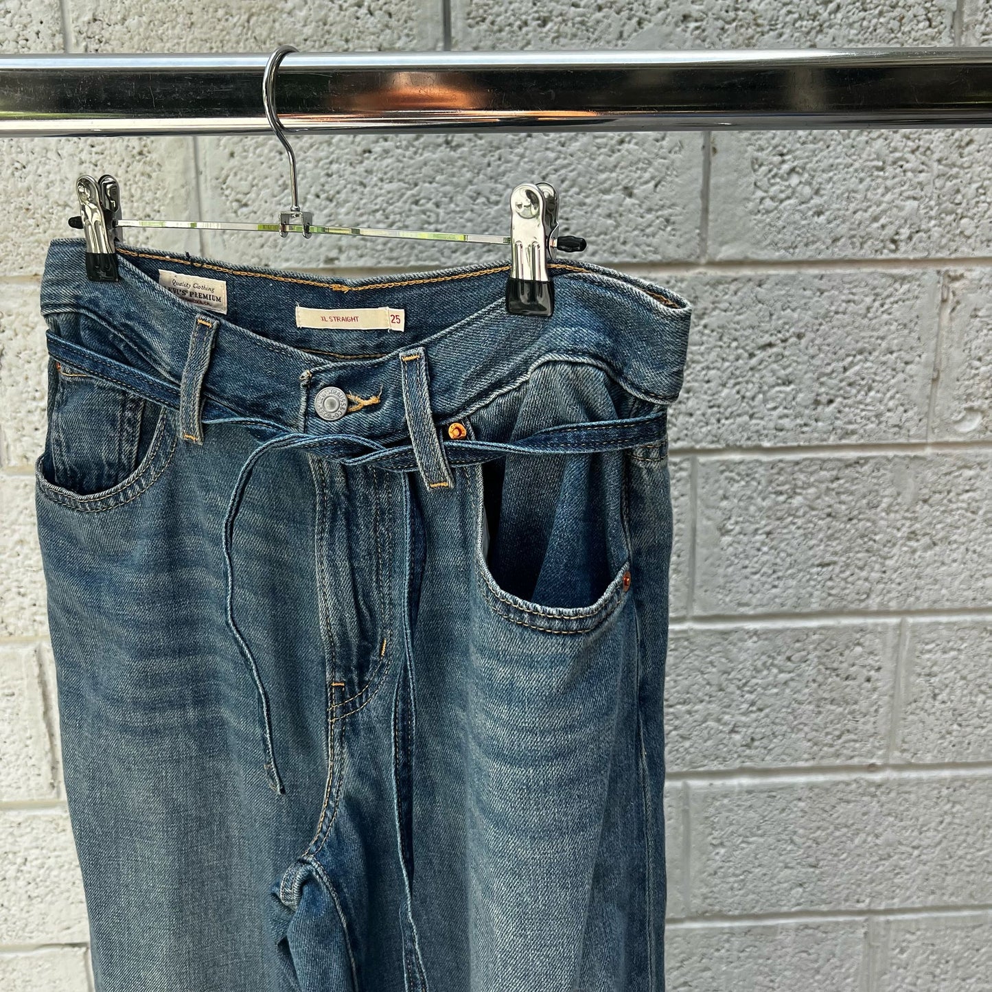 ג׳ינס עם קשירה של Levi's