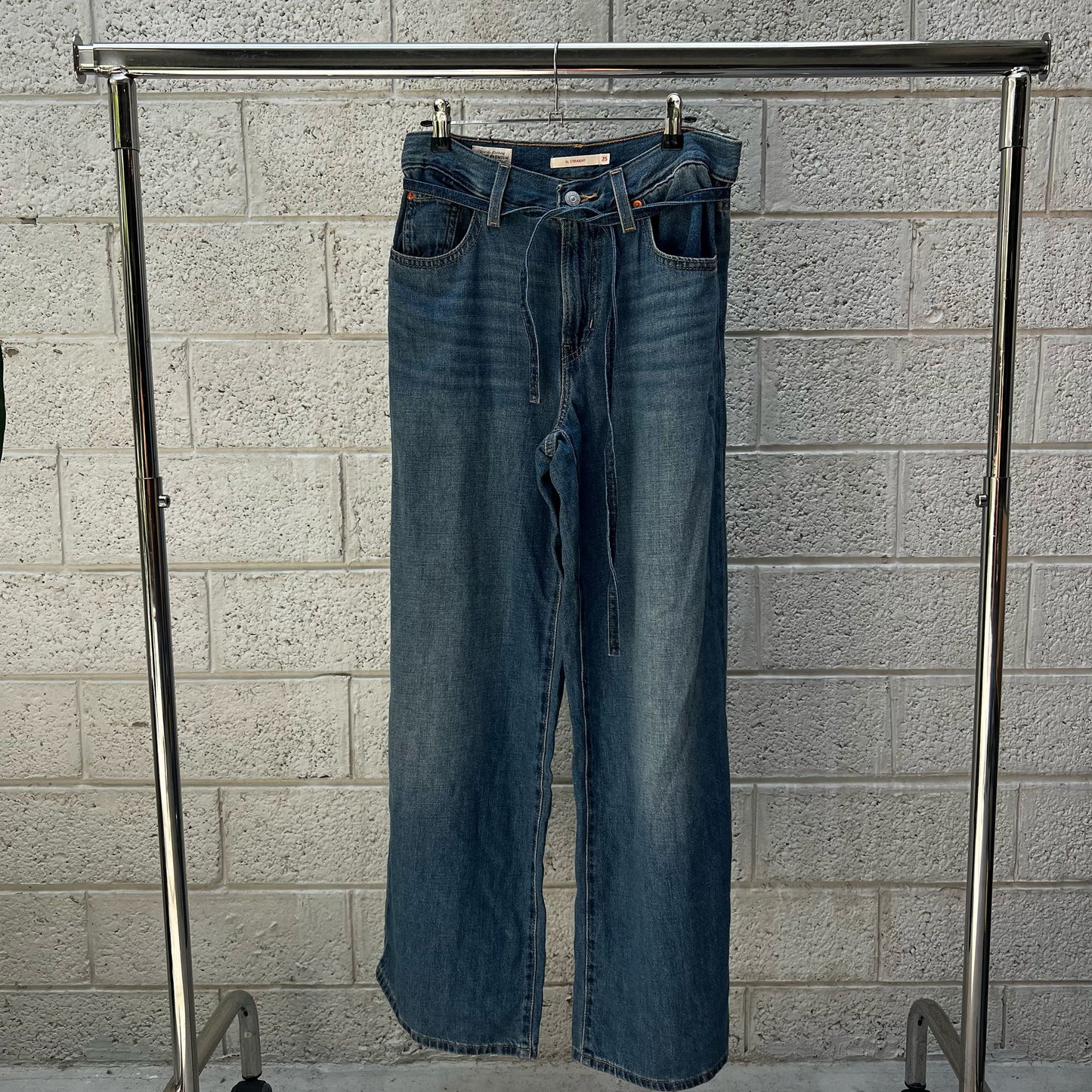 ג׳ינס עם קשירה של Levi's