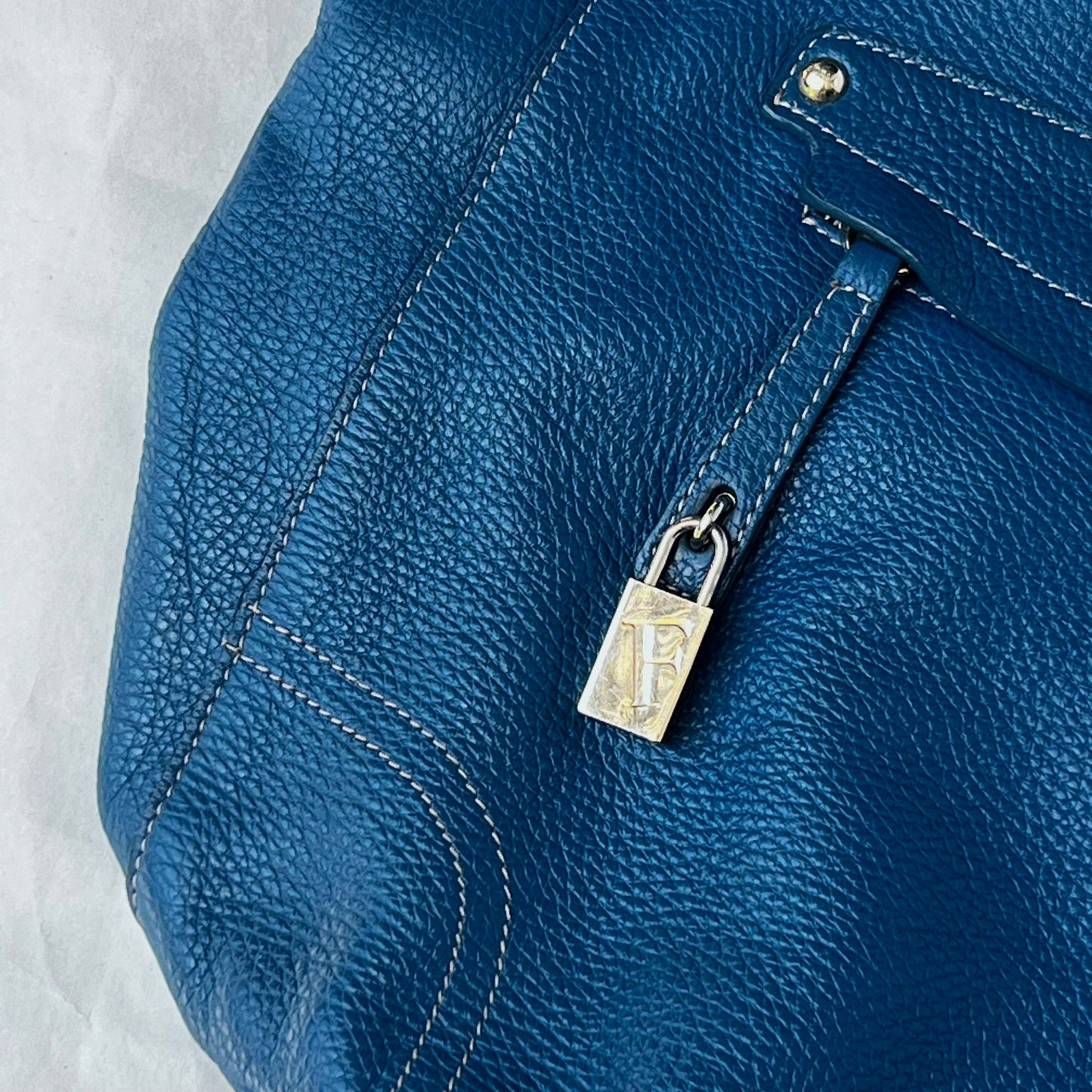 תיק עור כחול של Furla
