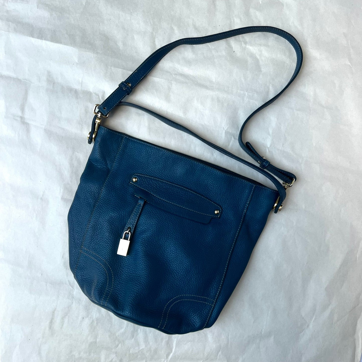 תיק עור כחול של Furla