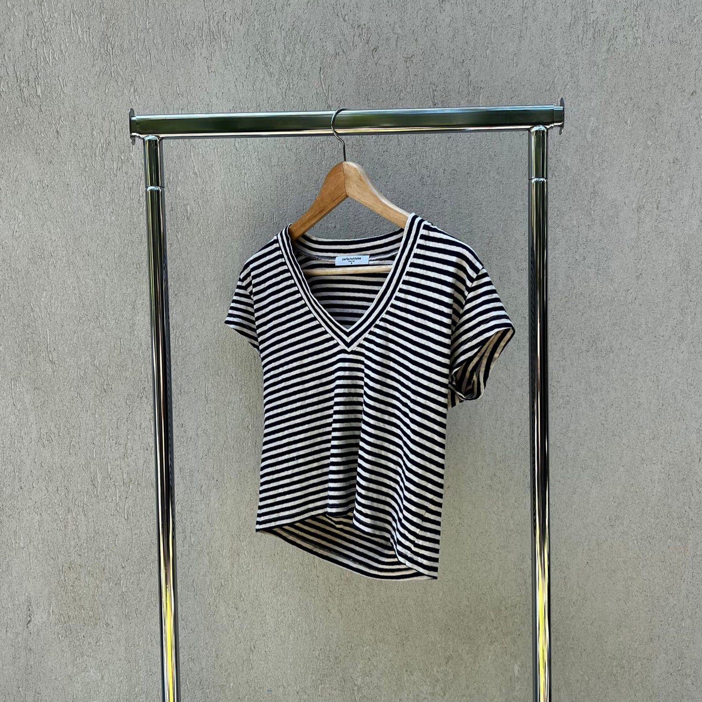טישירט וי פסים של perfectwhitetee