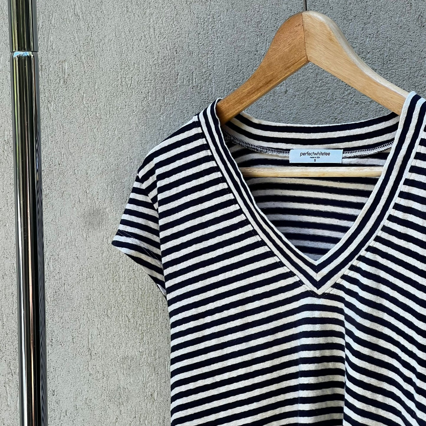 טישירט וי פסים של perfectwhitetee