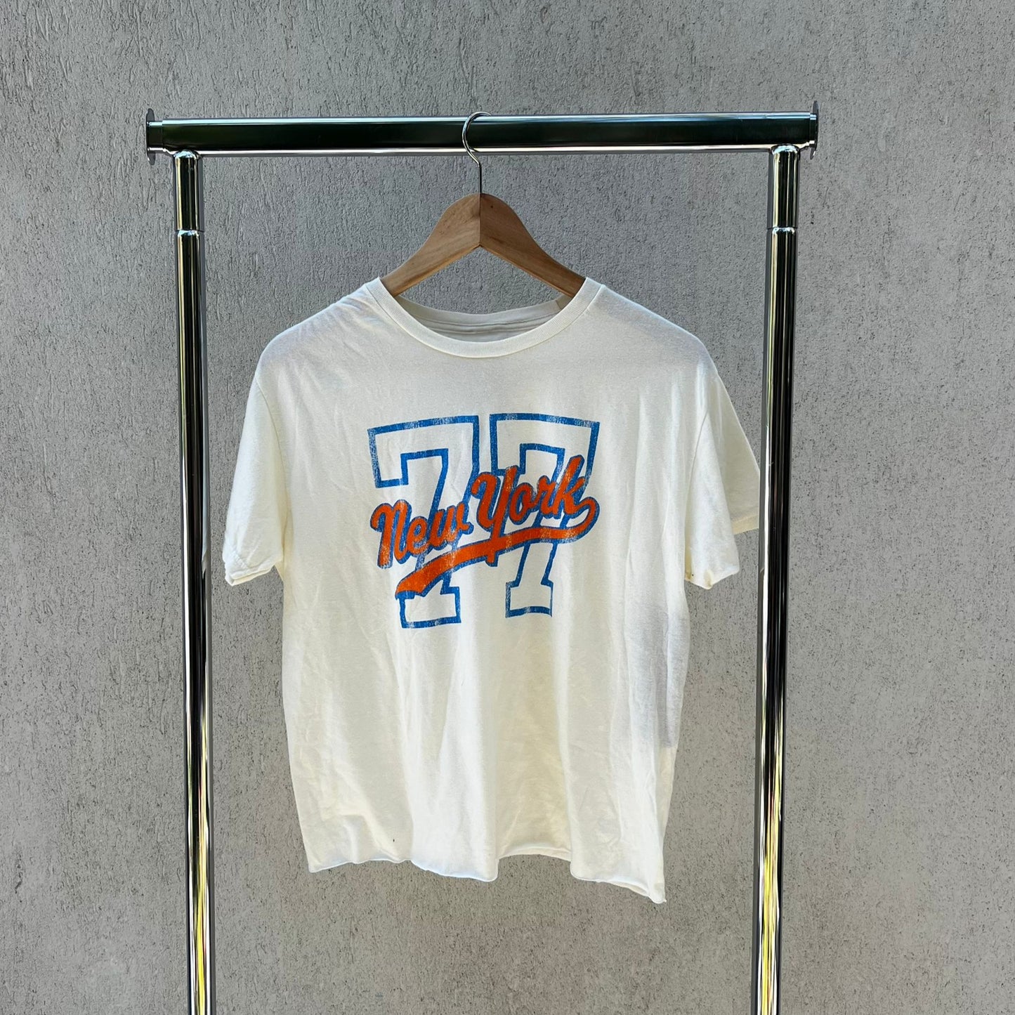 טישירט לבנה מספר של Retro Brand