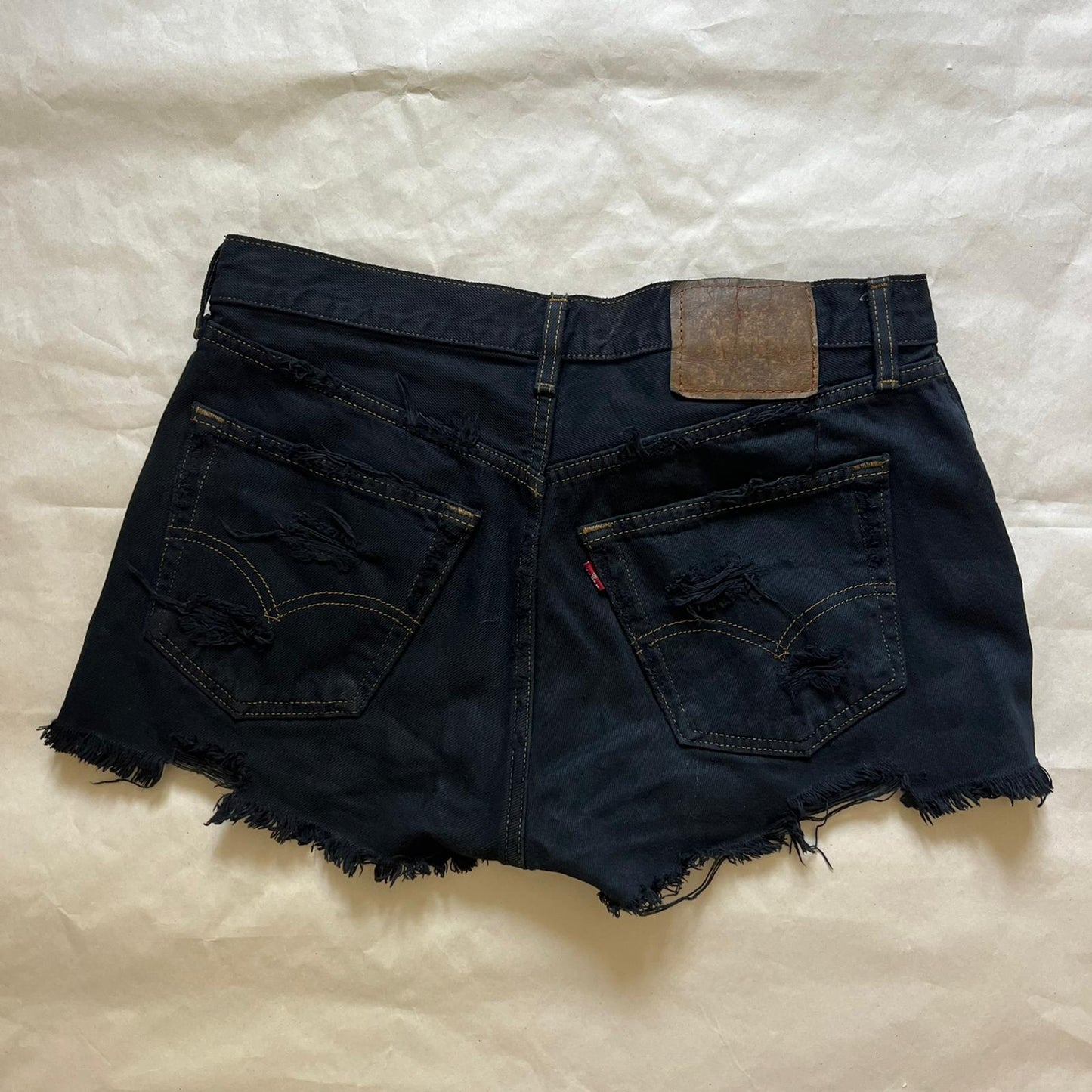 שורטס ג׳ינס שחורים בסגנון קרוע של Levi's