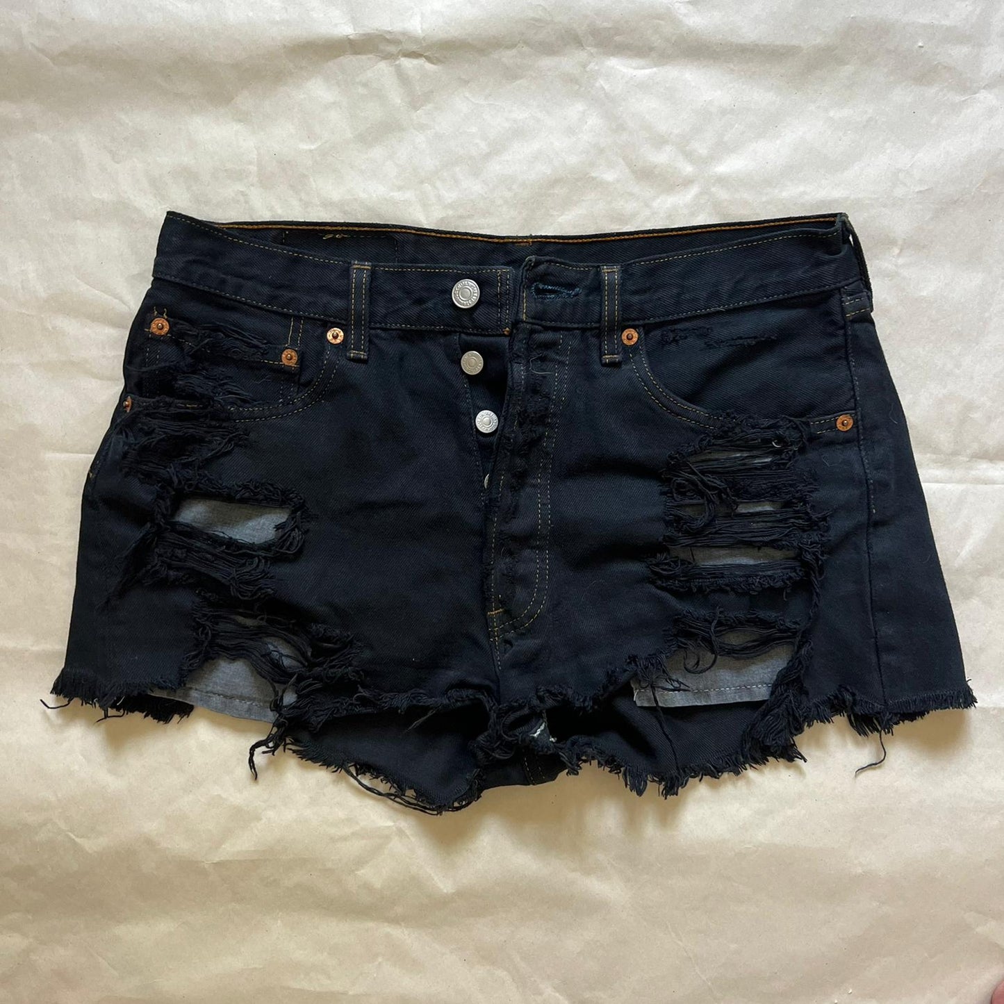 שורטס ג׳ינס שחורים בסגנון קרוע של Levi's