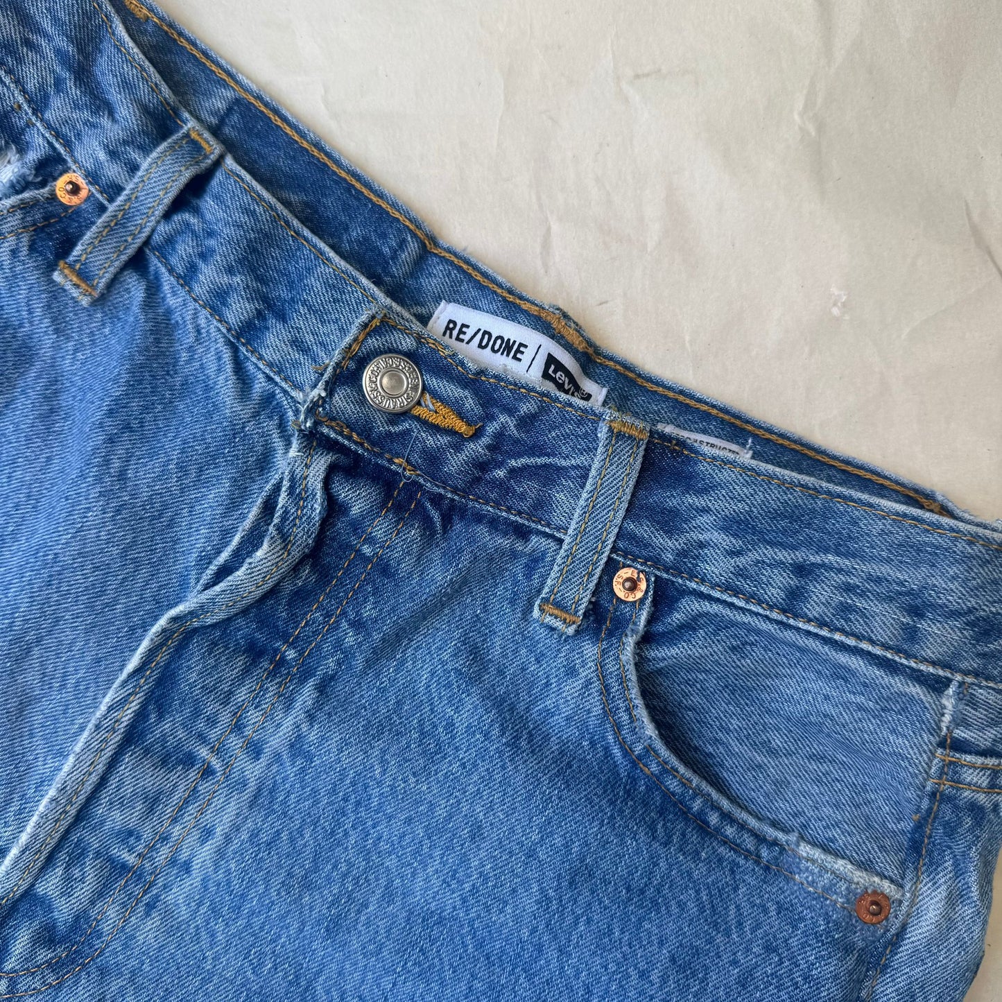 שורטס ג׳ינס של Levis x RE/DONE