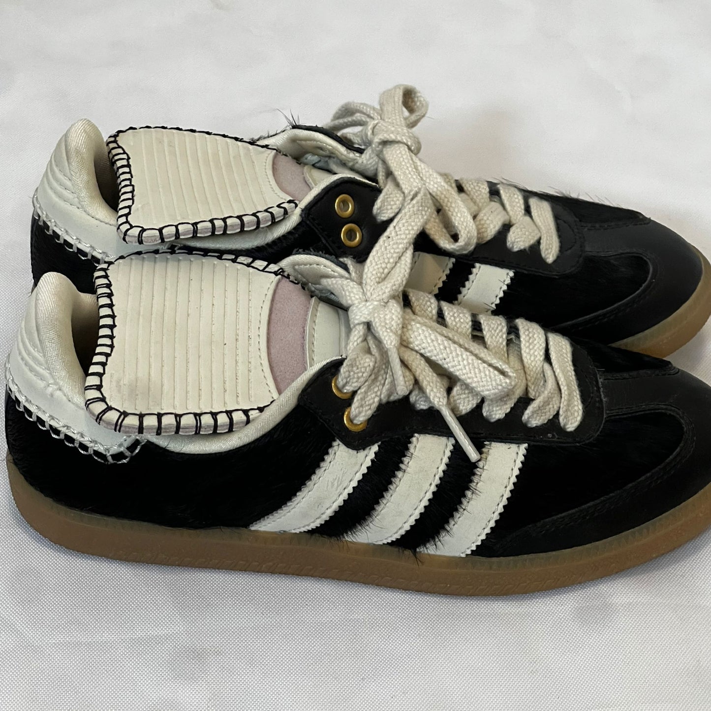 סניקרס שחור-לבן של Adidas