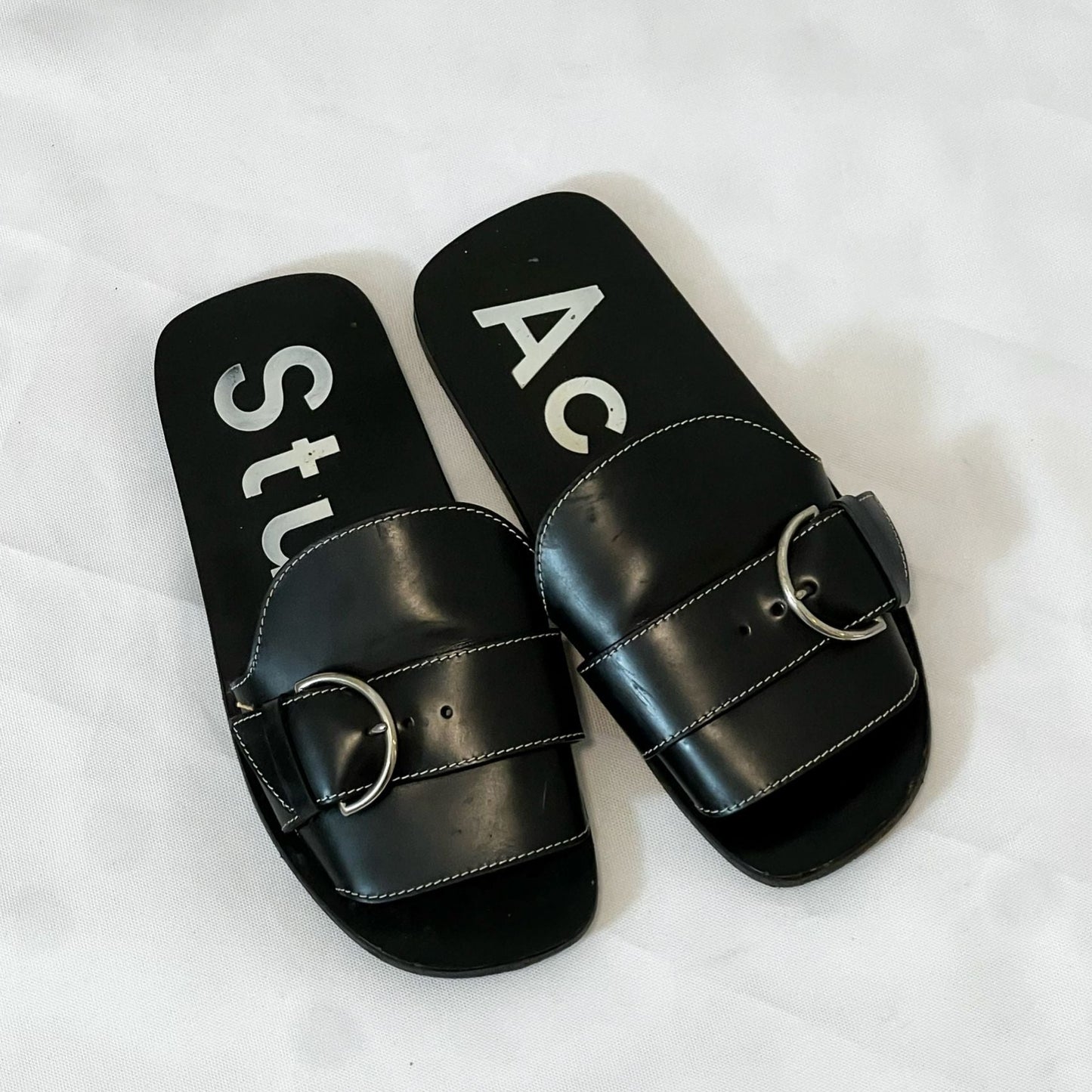 כפכפי עור שחורים של Acne Studios