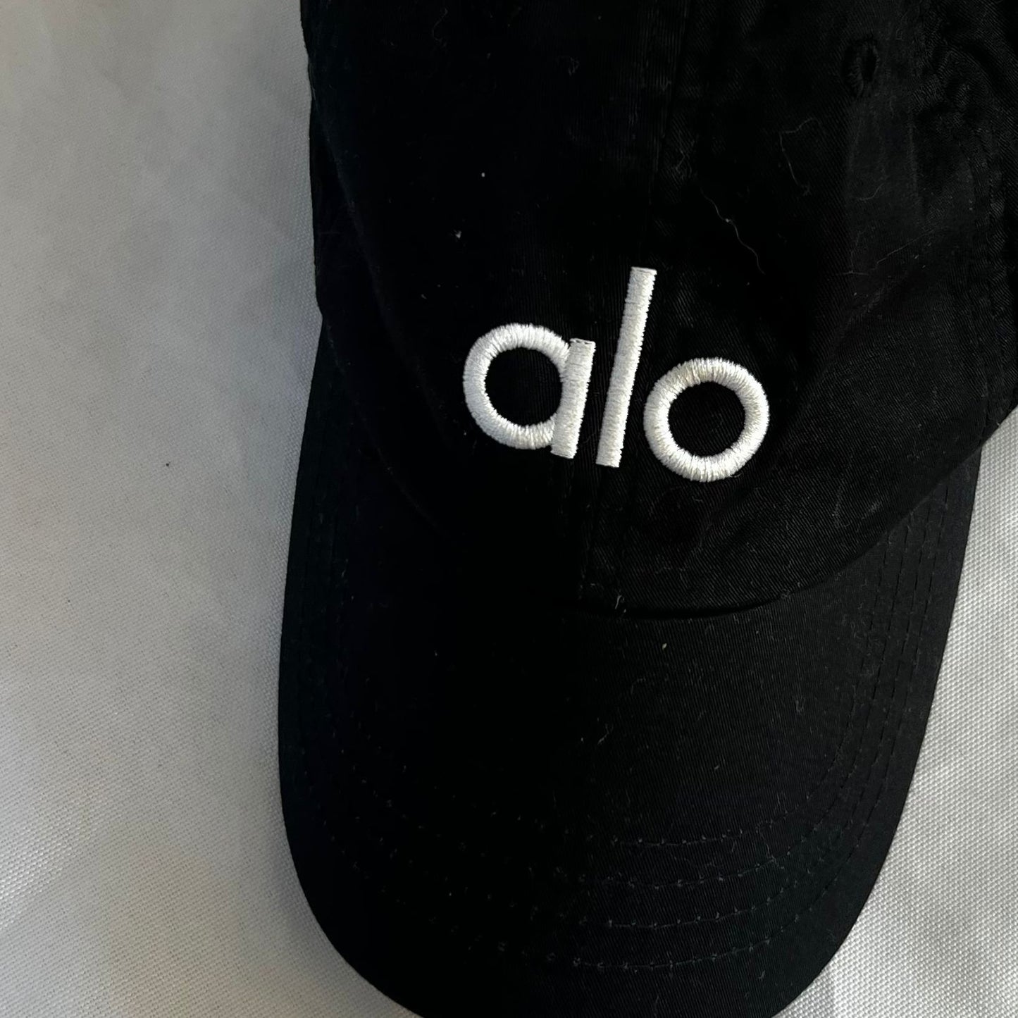 כובע שחור של alo