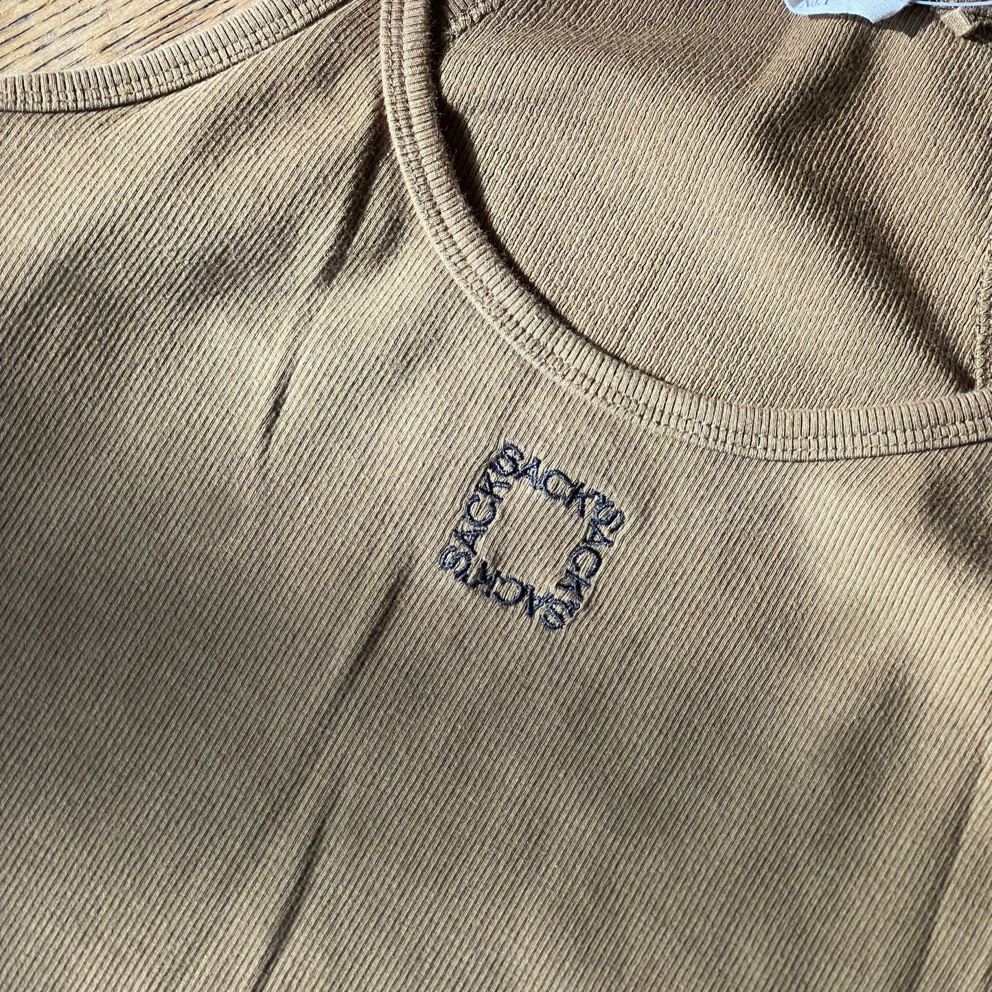 גופיית ריב חומה של Sack's