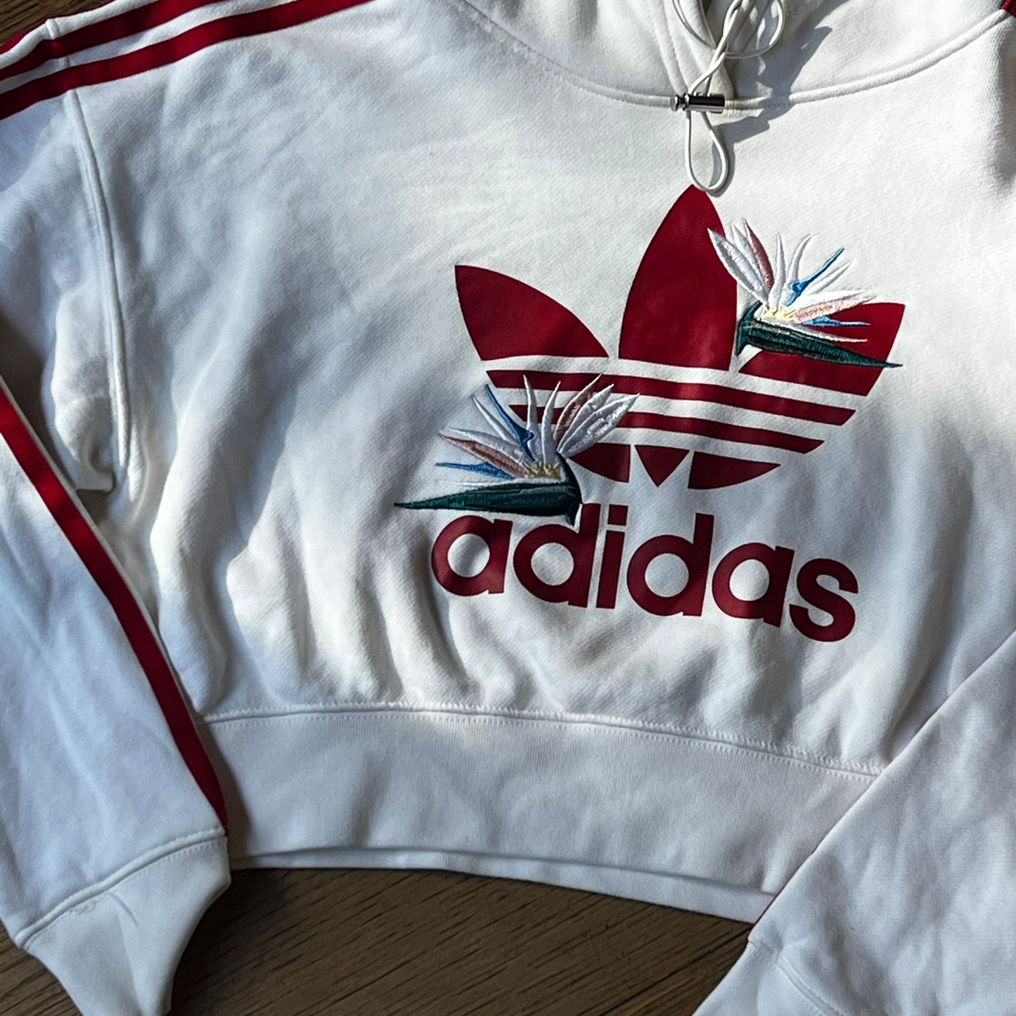 סווטישירט קרופ לבן של Adidas