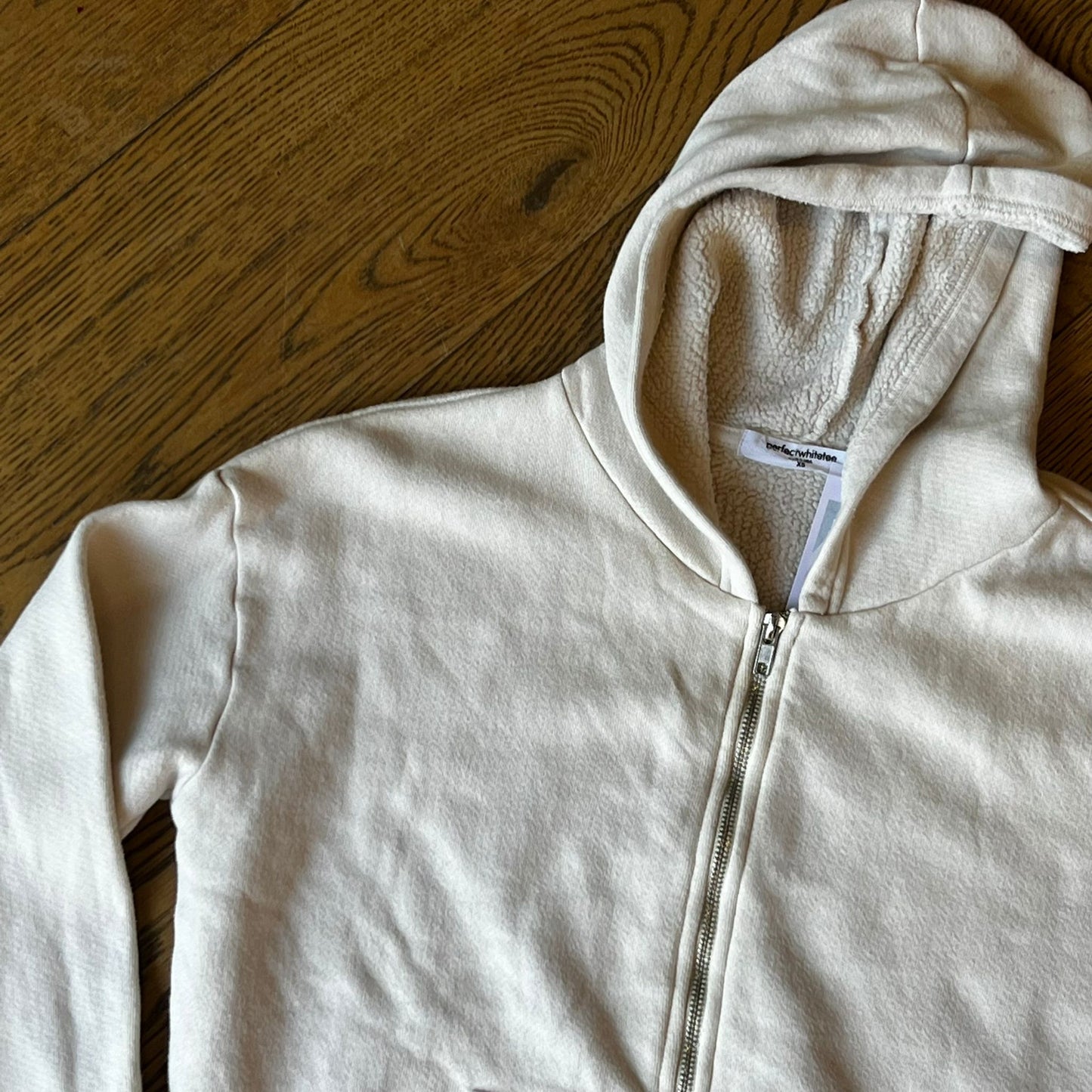 סווטישירט עם ריצ׳רץ׳ של perfect white tee