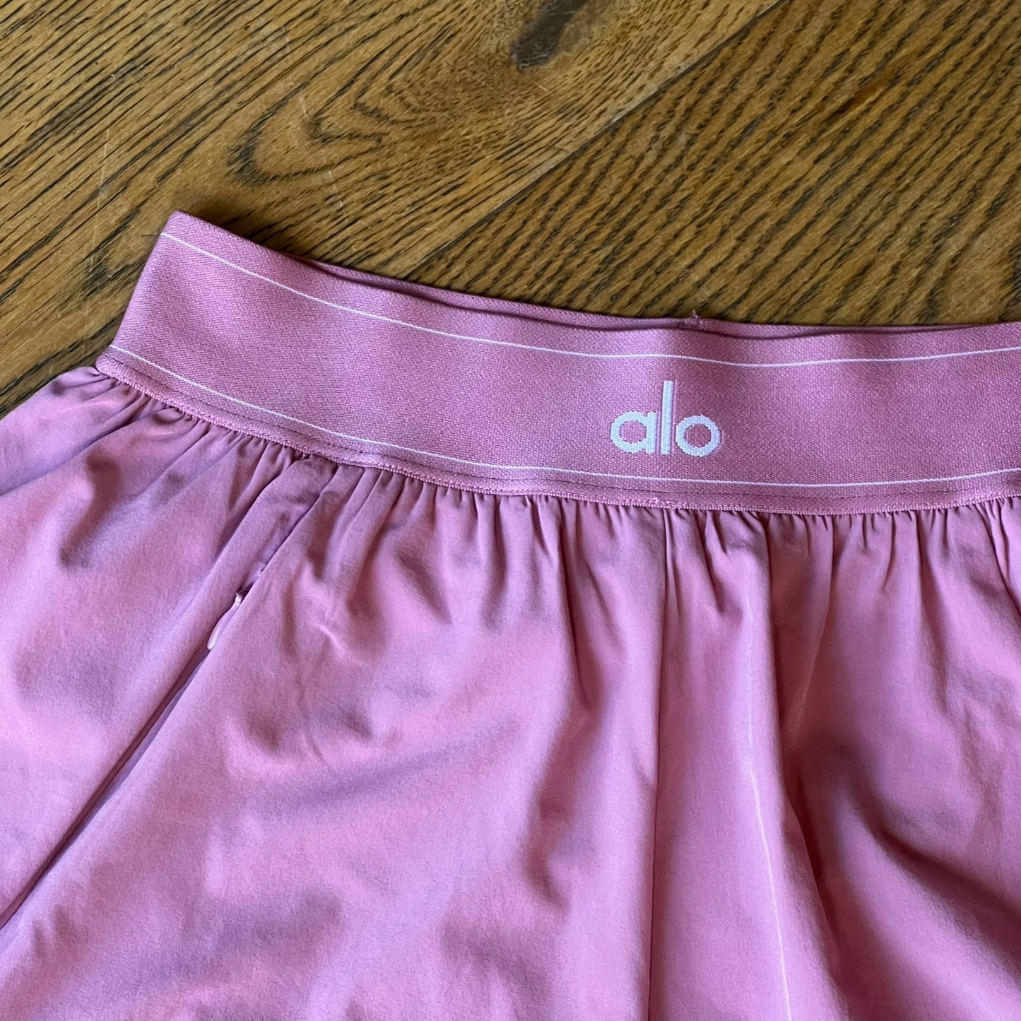 שורטס ורודים של alo yoga