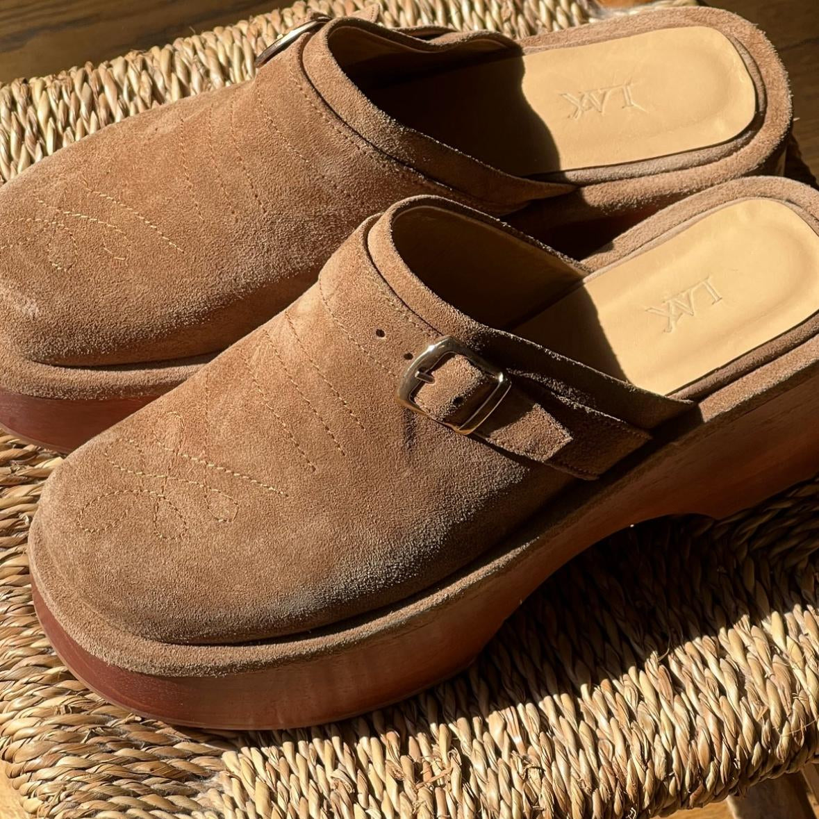 קבקבי עץ חומים של LAX