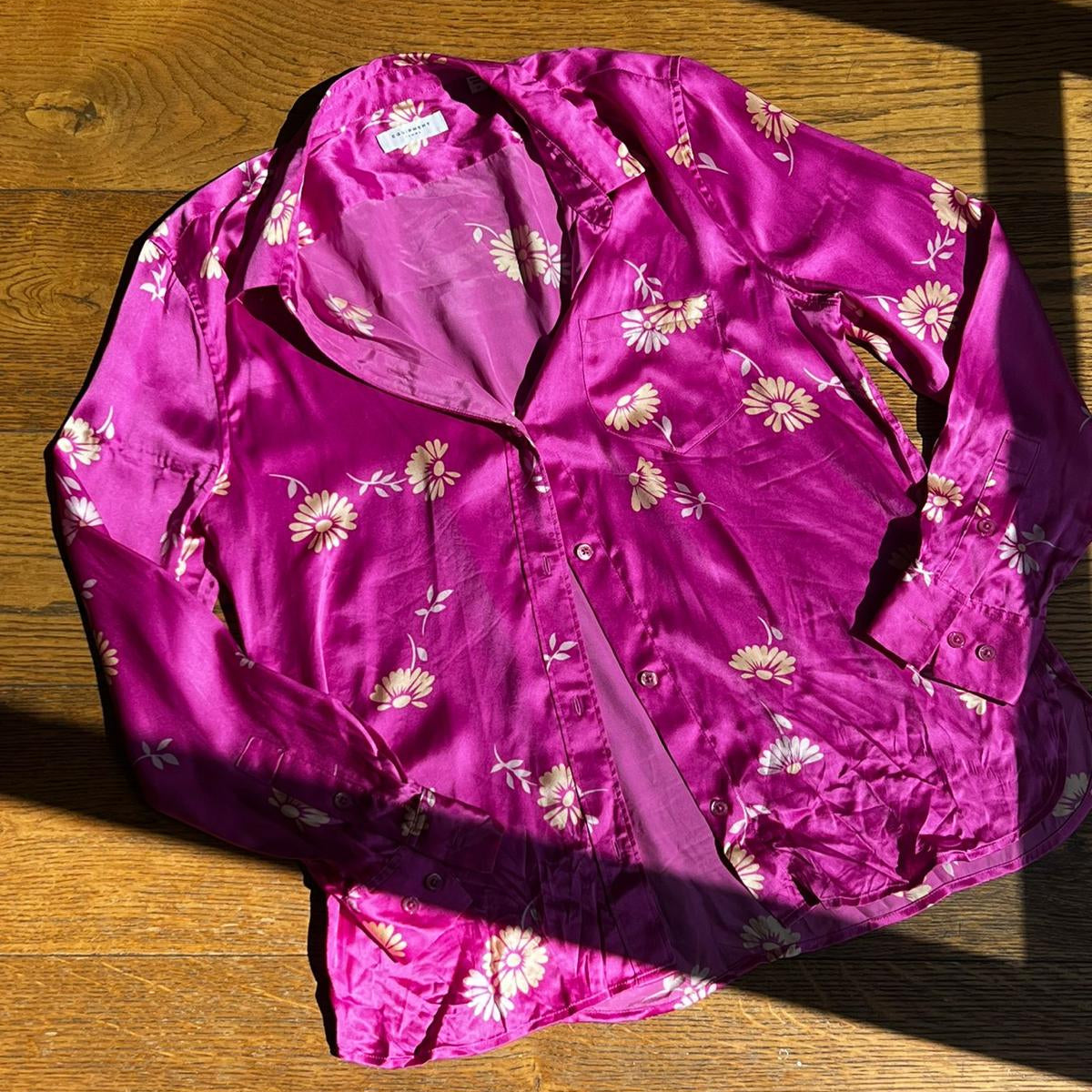 מכופתרת סאטן ורודה של Equipment