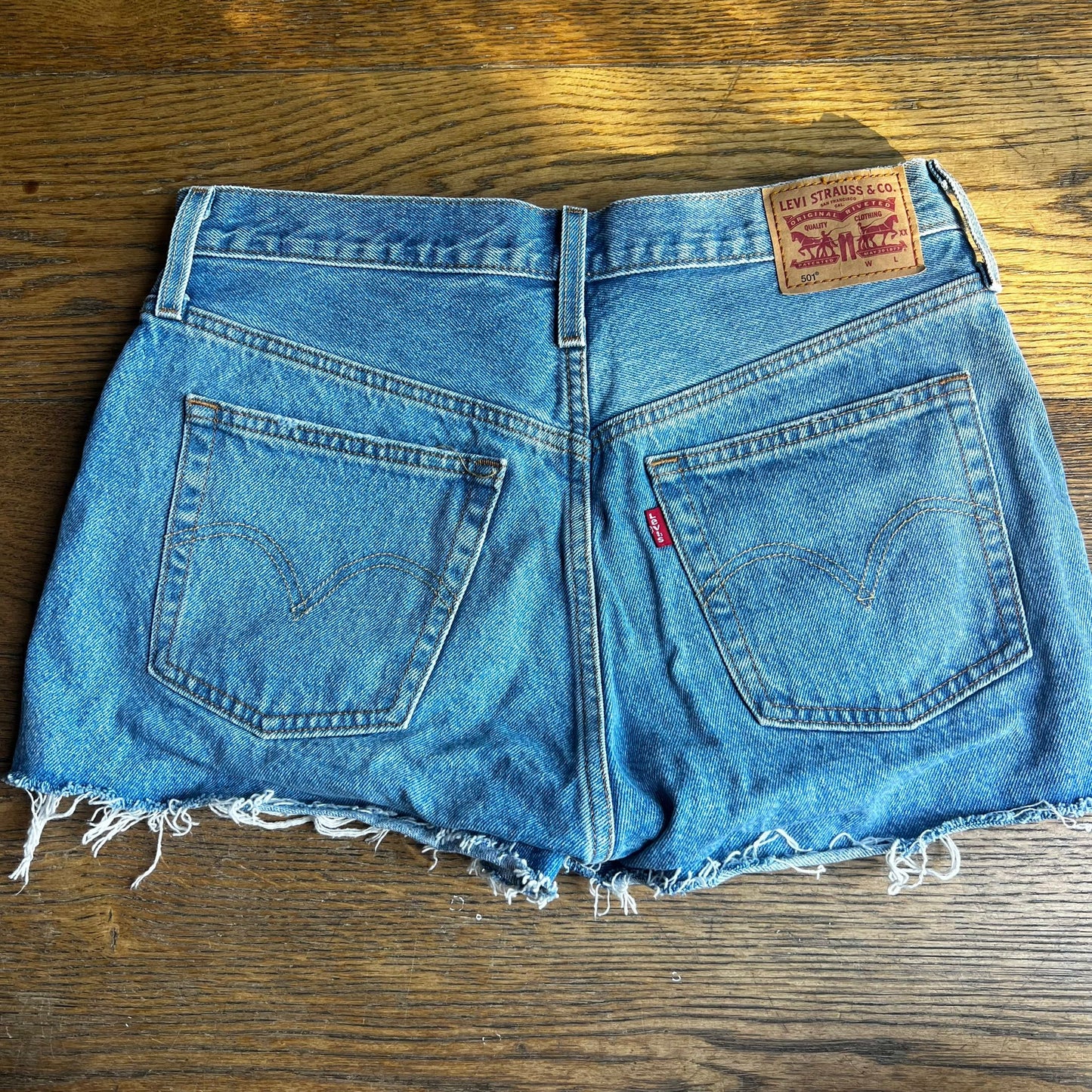 שורטס ג׳ינס תכלת קרעים של Levi's