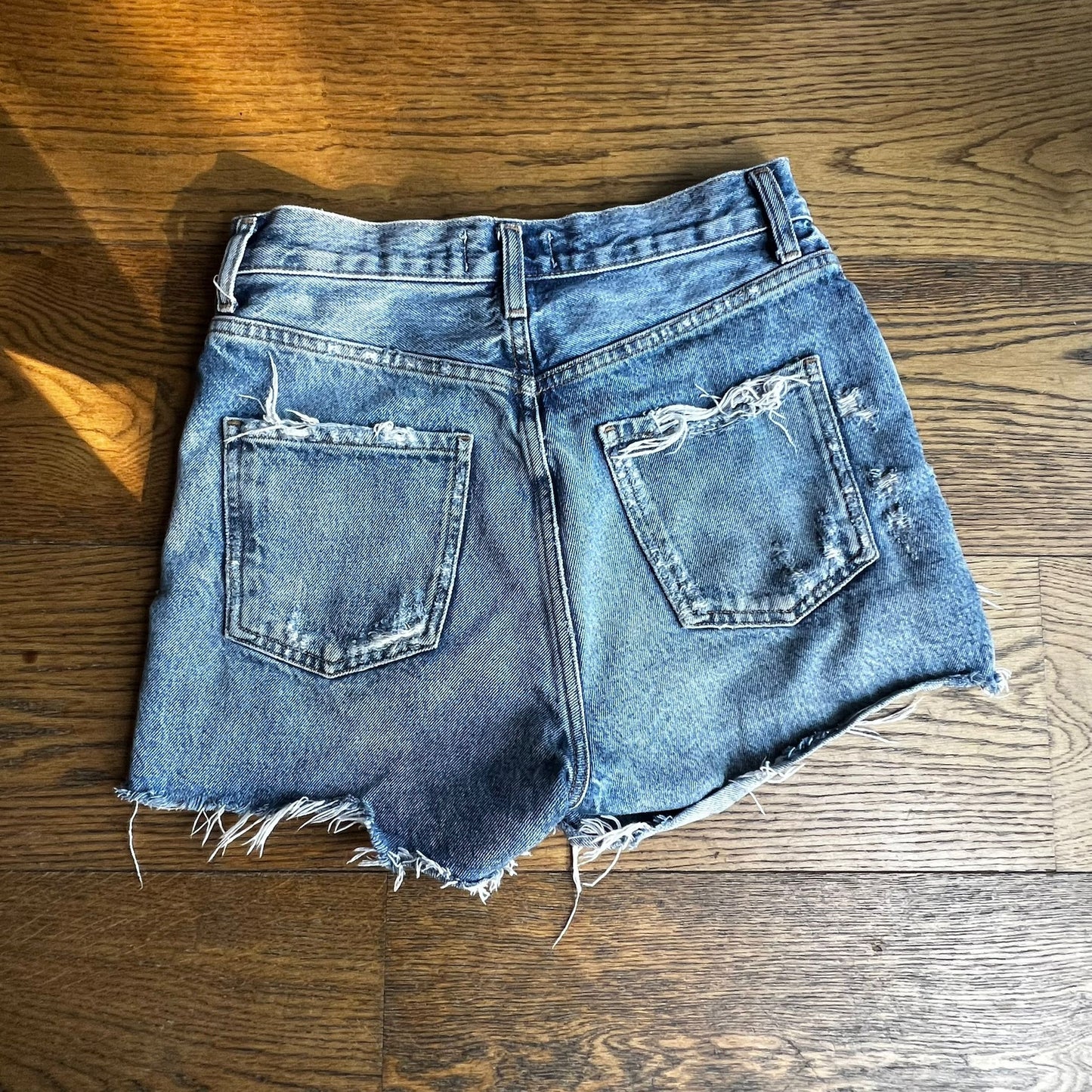 שורטס ג׳ינס קרעים של Agolde