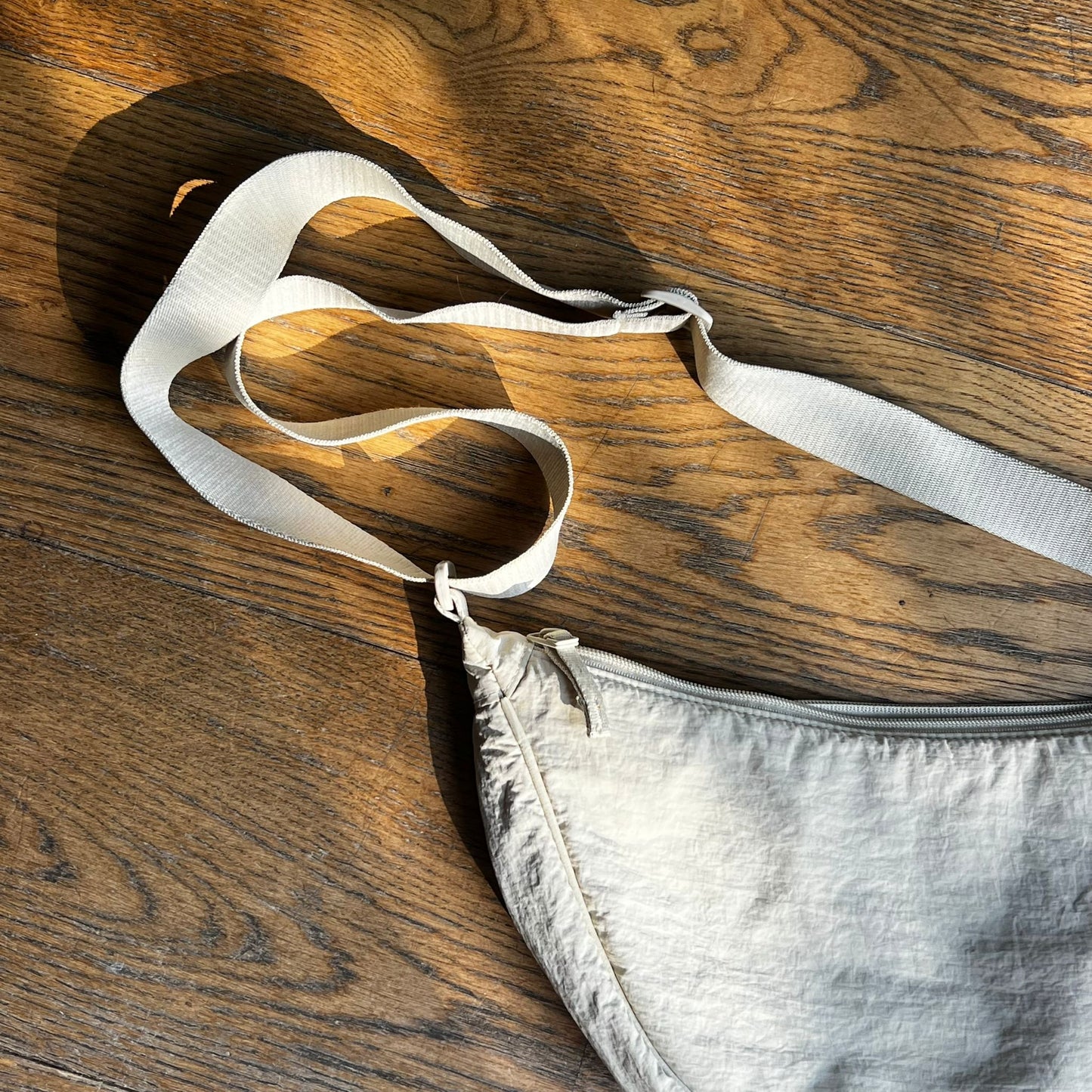 פאוץ׳ בהיר של Uniqlo