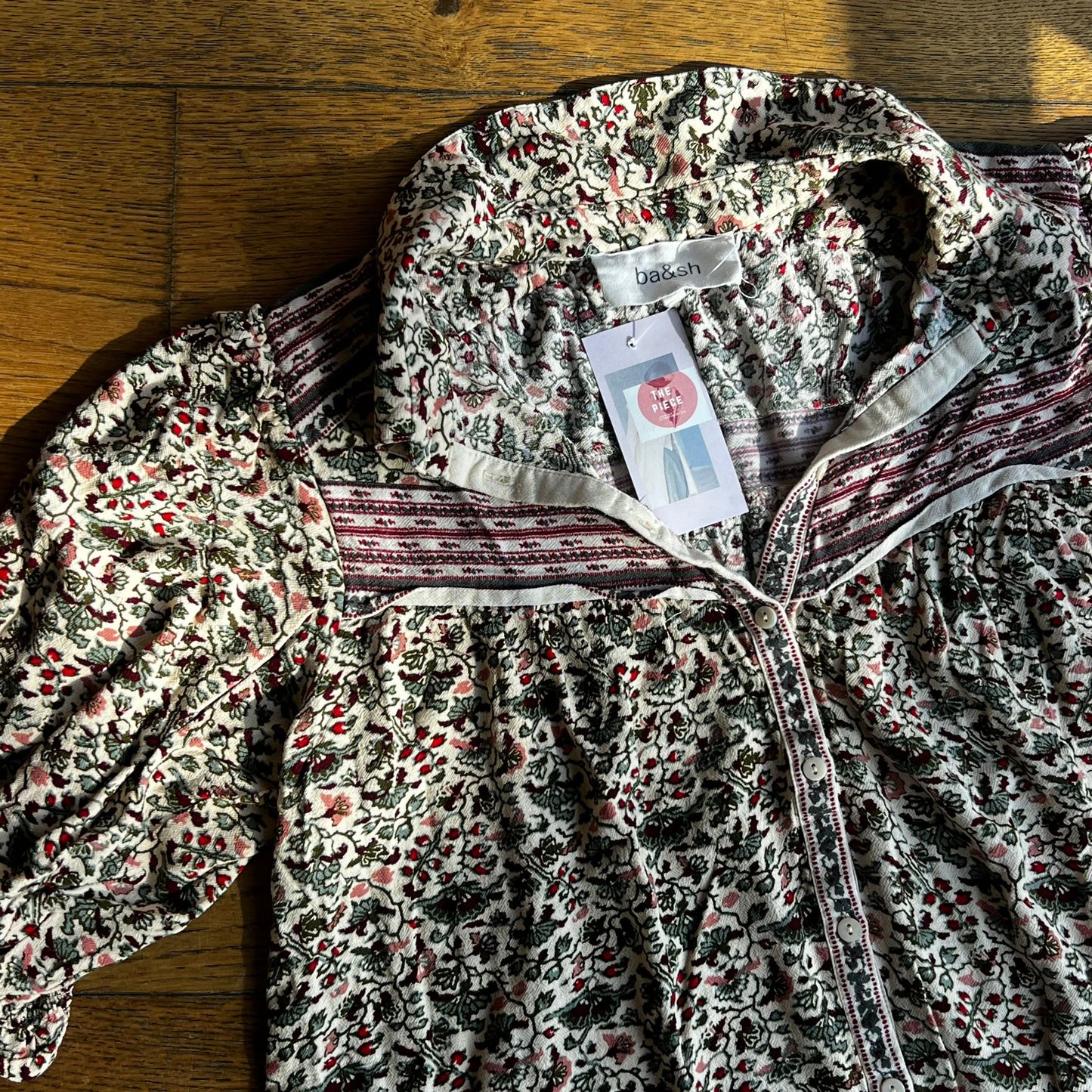 חולצה פרחונית בהירה של ba&sh