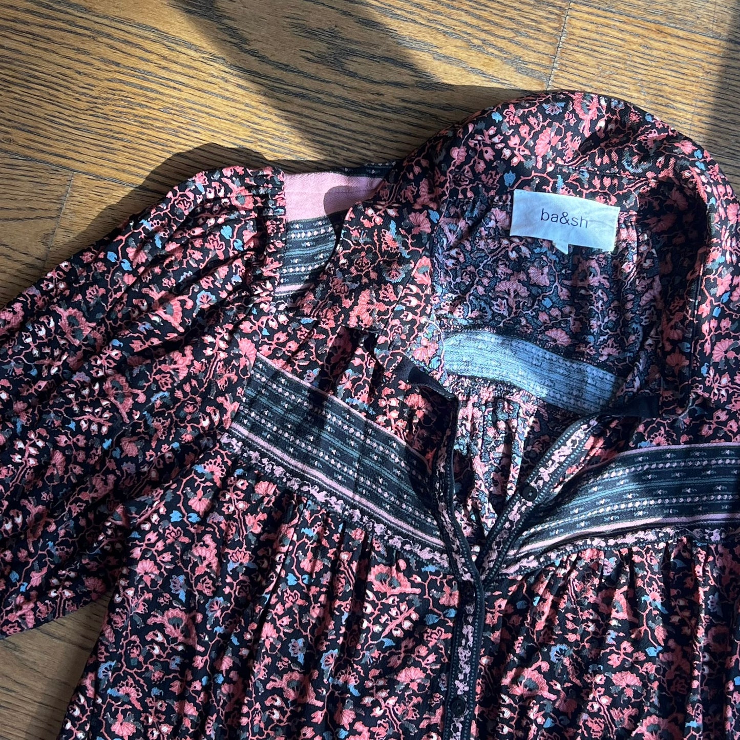 חולצה פרחונית כהה של ba&sh