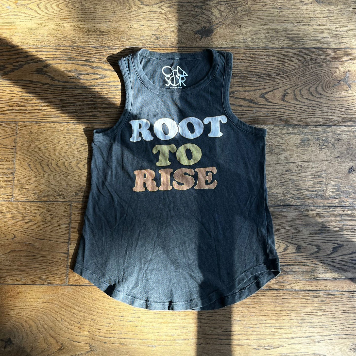 גופייה כהה הדפס של CHASER