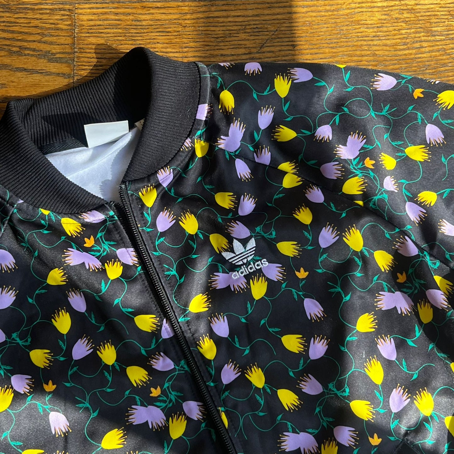 ג׳קט פרחוני של Adidas