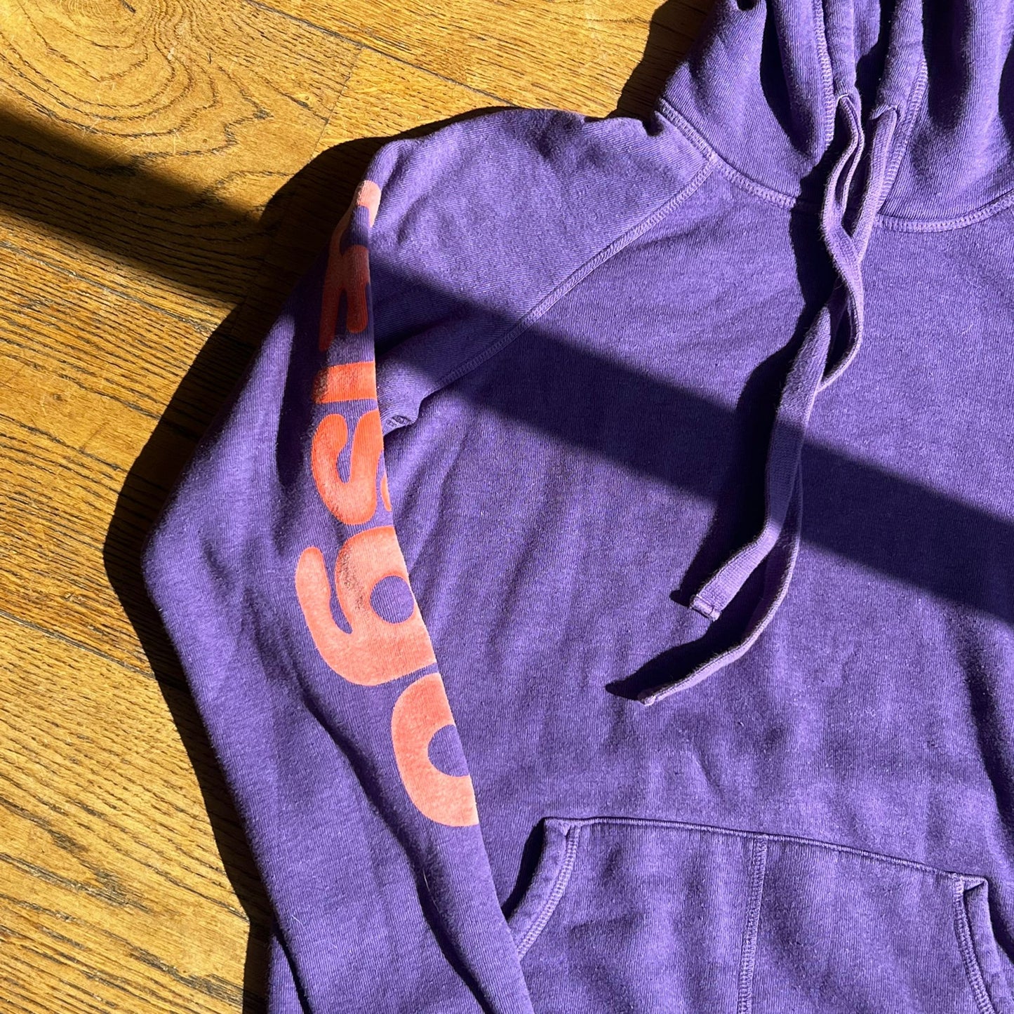 סווטישירט קפוצ׳ון סגול של Free city