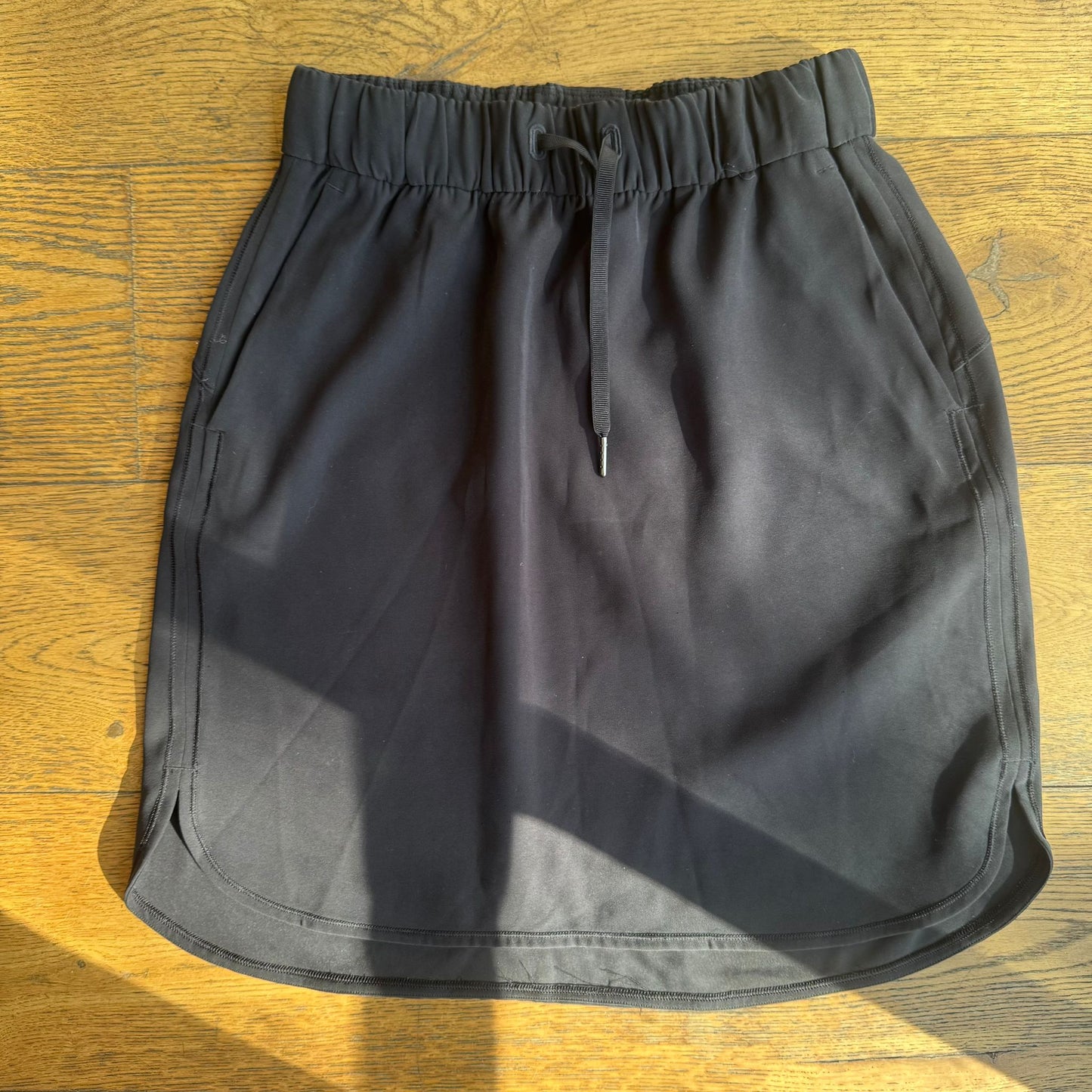 חצאית מיני כהה של Lululemon