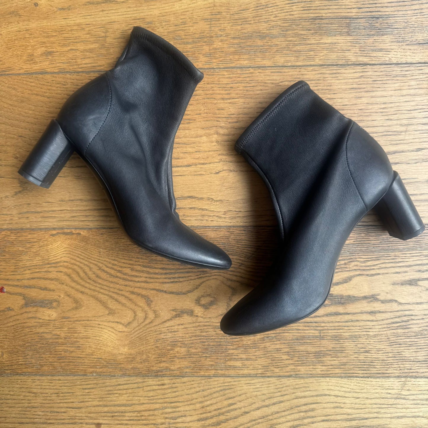 מגפוני עור של COS