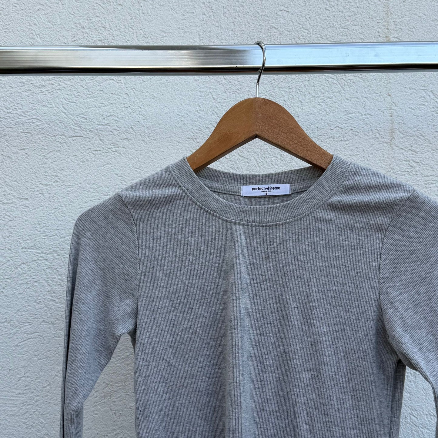 חולצת ריב אפורה של Perfectwhitetee