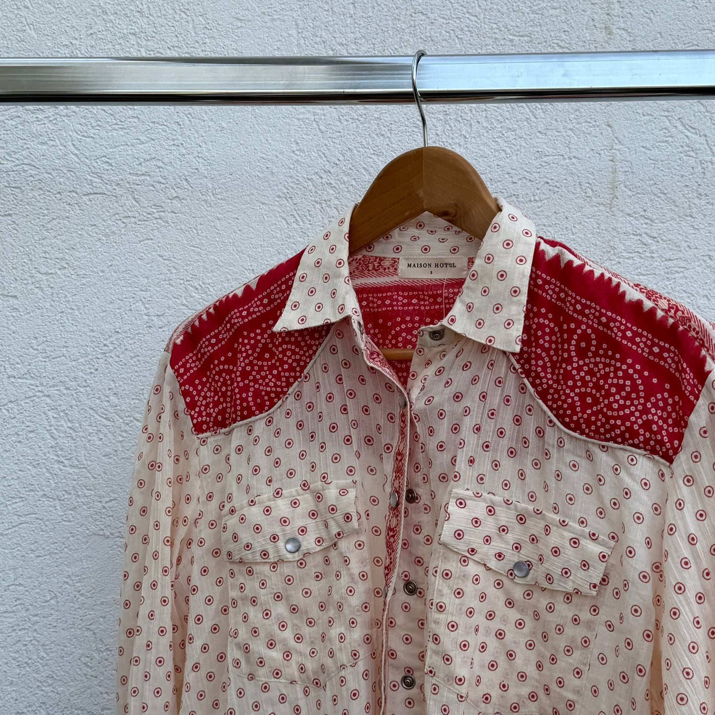 מכופתרת אדום-לבן של Maison Hotel