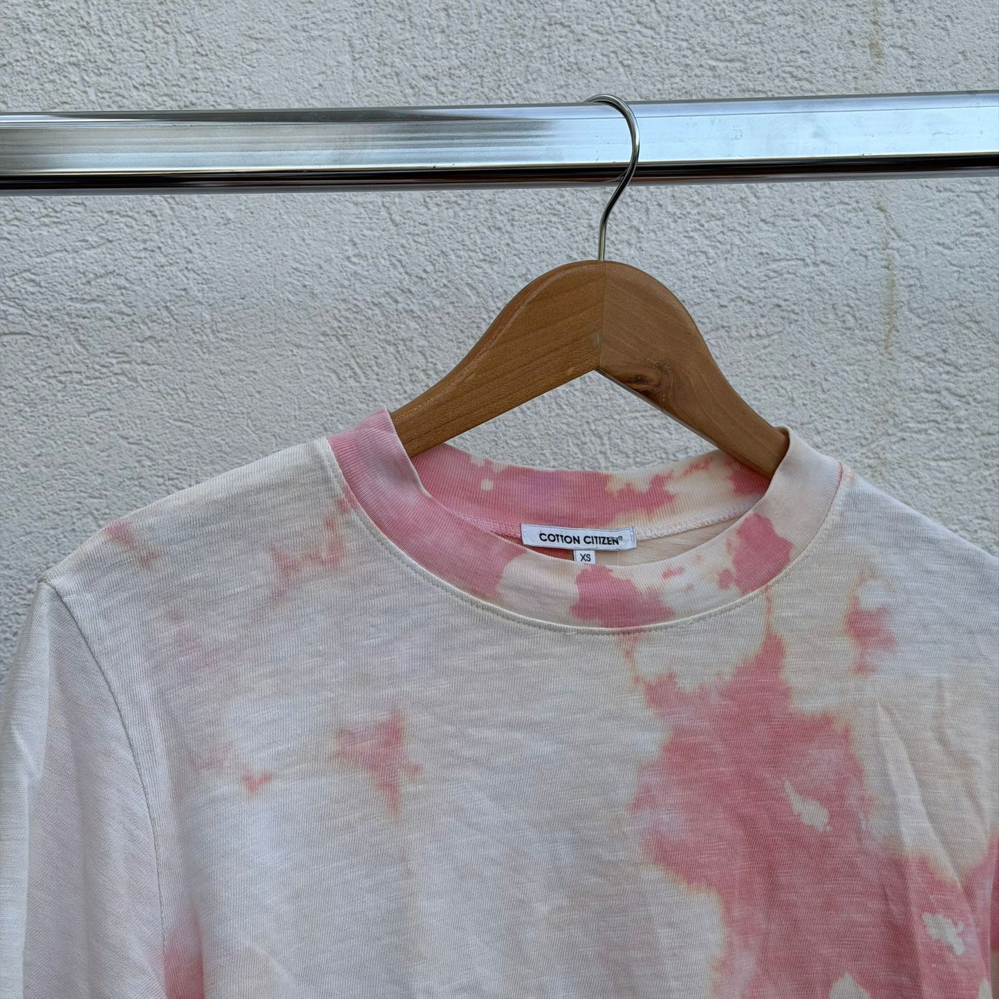 טישירט טאי-דאי ורודה של Cotton Citizen