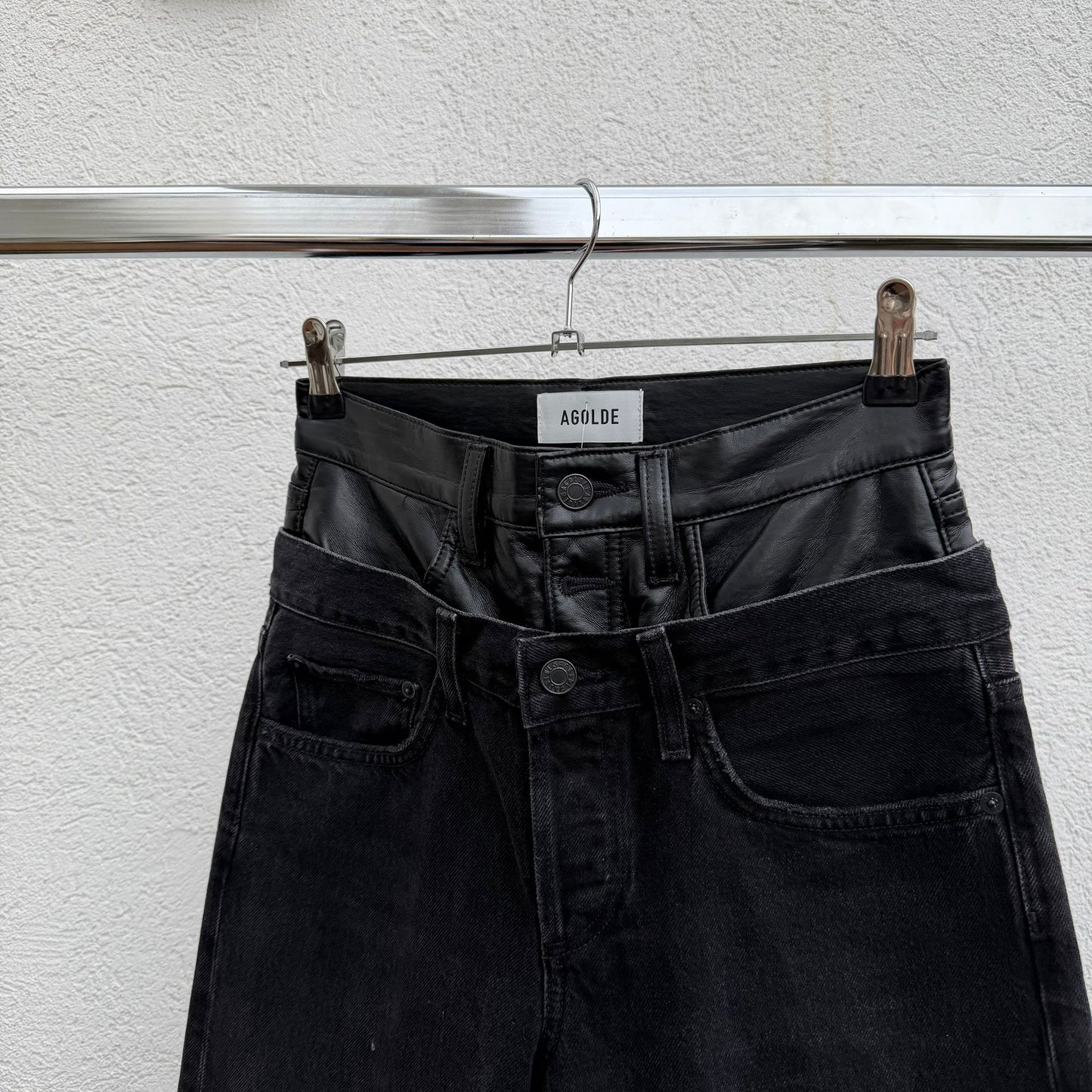 ג׳ינס על מכנסי עור של Agolde