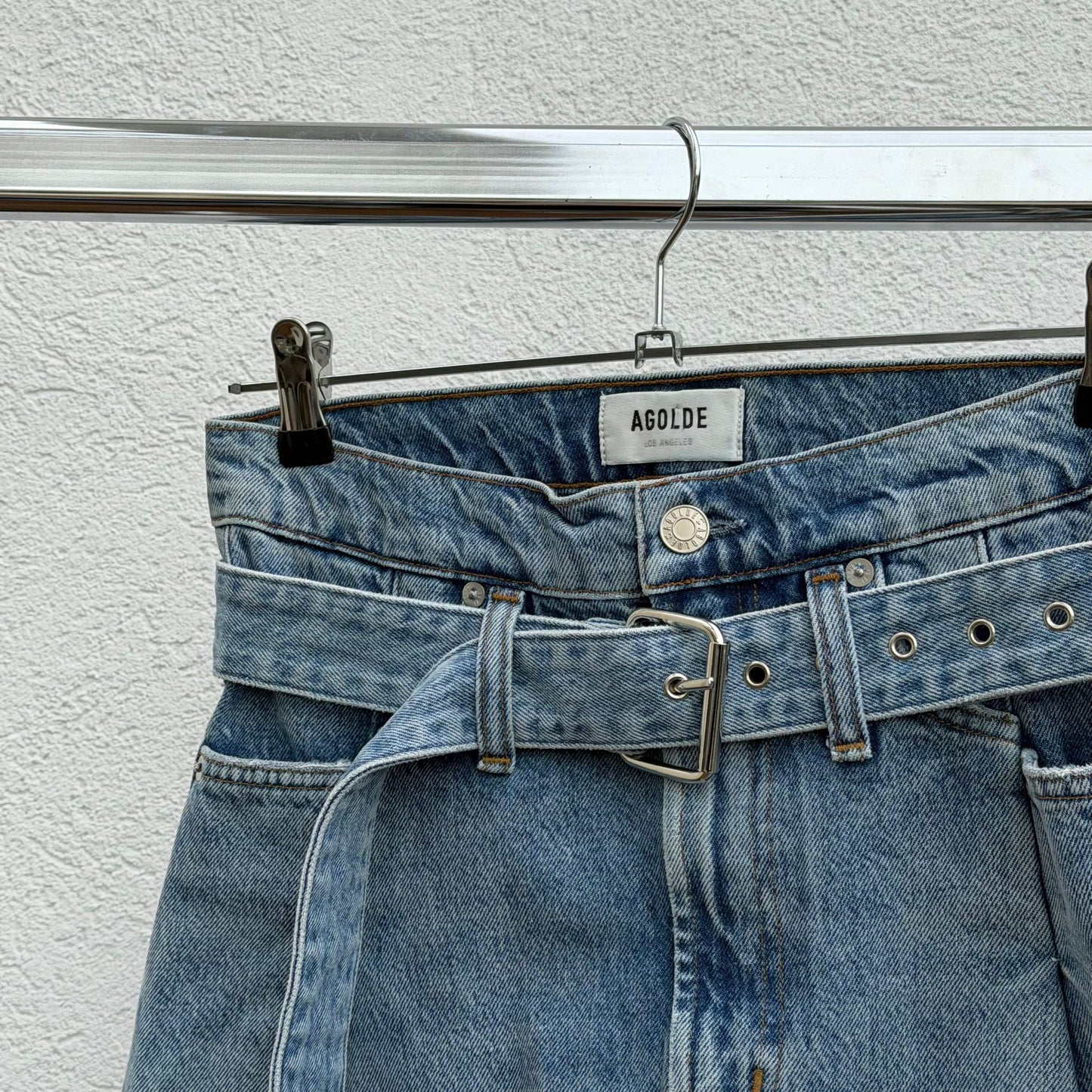 חצאית ג׳ינס עם חגורה של Agolde