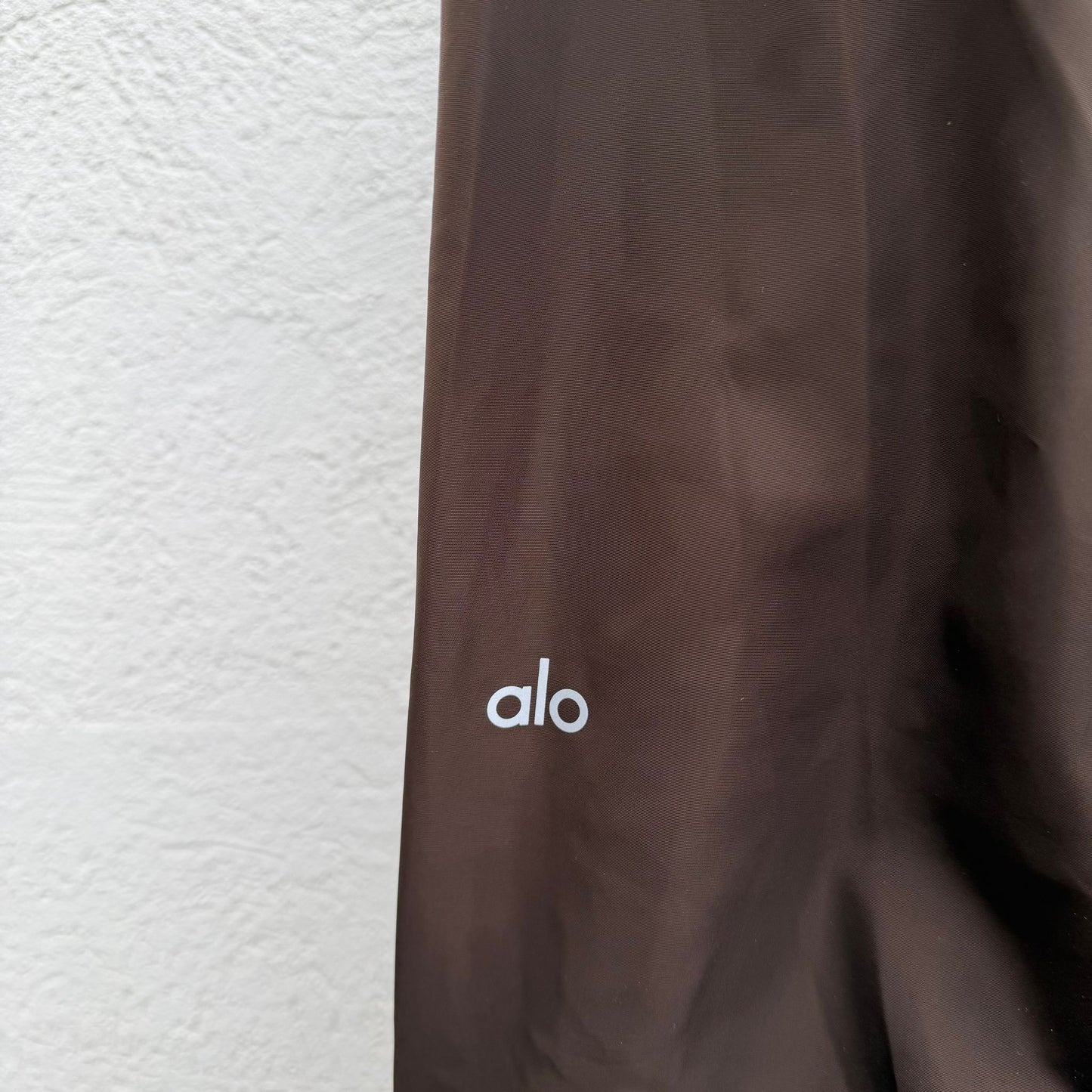 מכנסיים חומים עם כפתורים של alo yoga