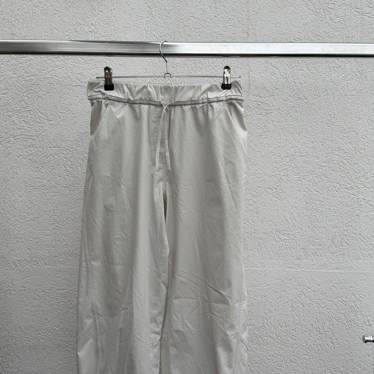 מכנסיים לבנים עם כיווץ של Lululemon