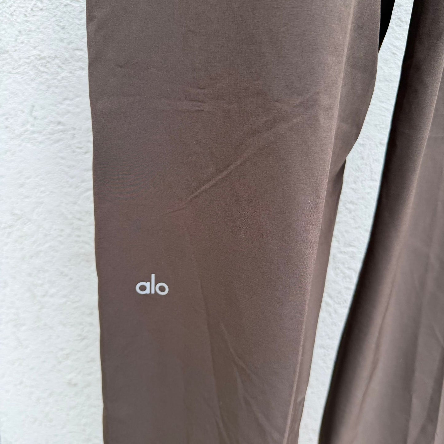 מכנסיים חומים עם חגורה של alo yoga