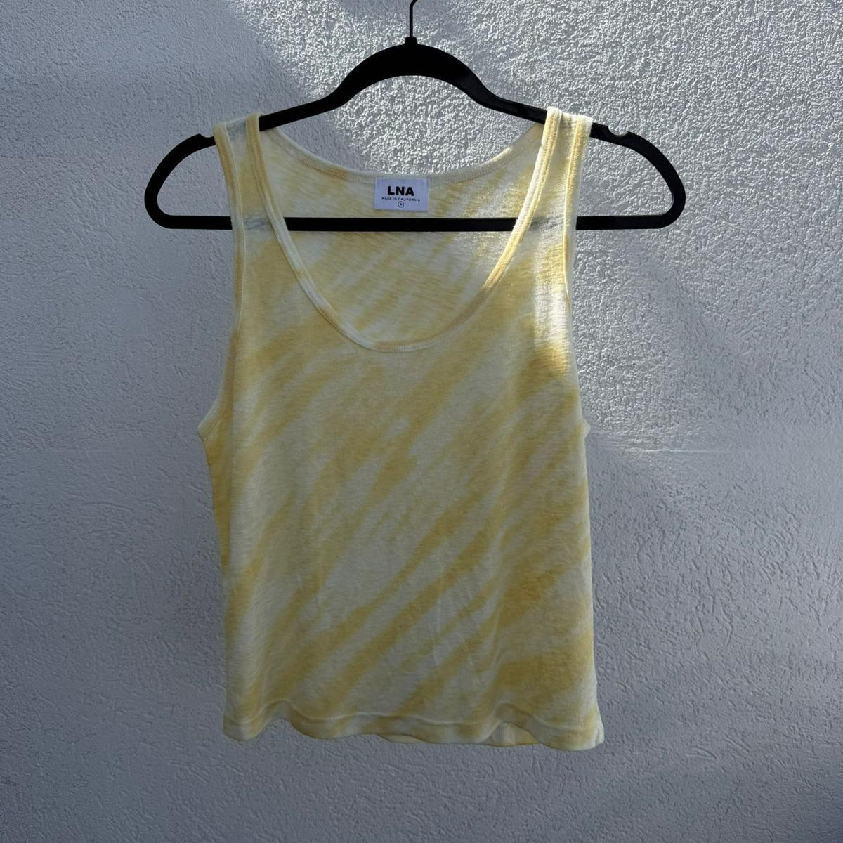 גופייה צהובה של LNA