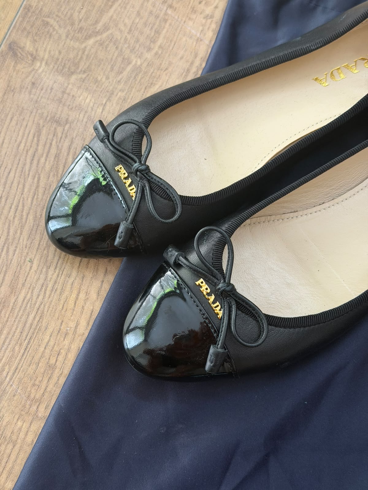 נעלי בובה מבריקות של Prada