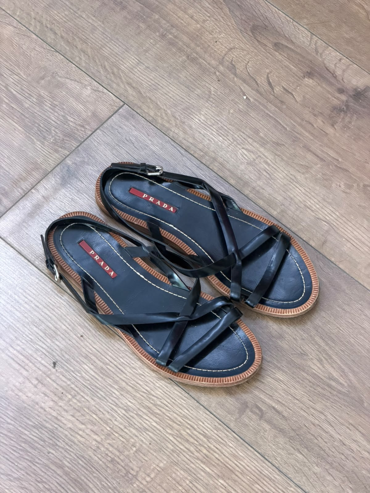 סנדלי עור של Prada