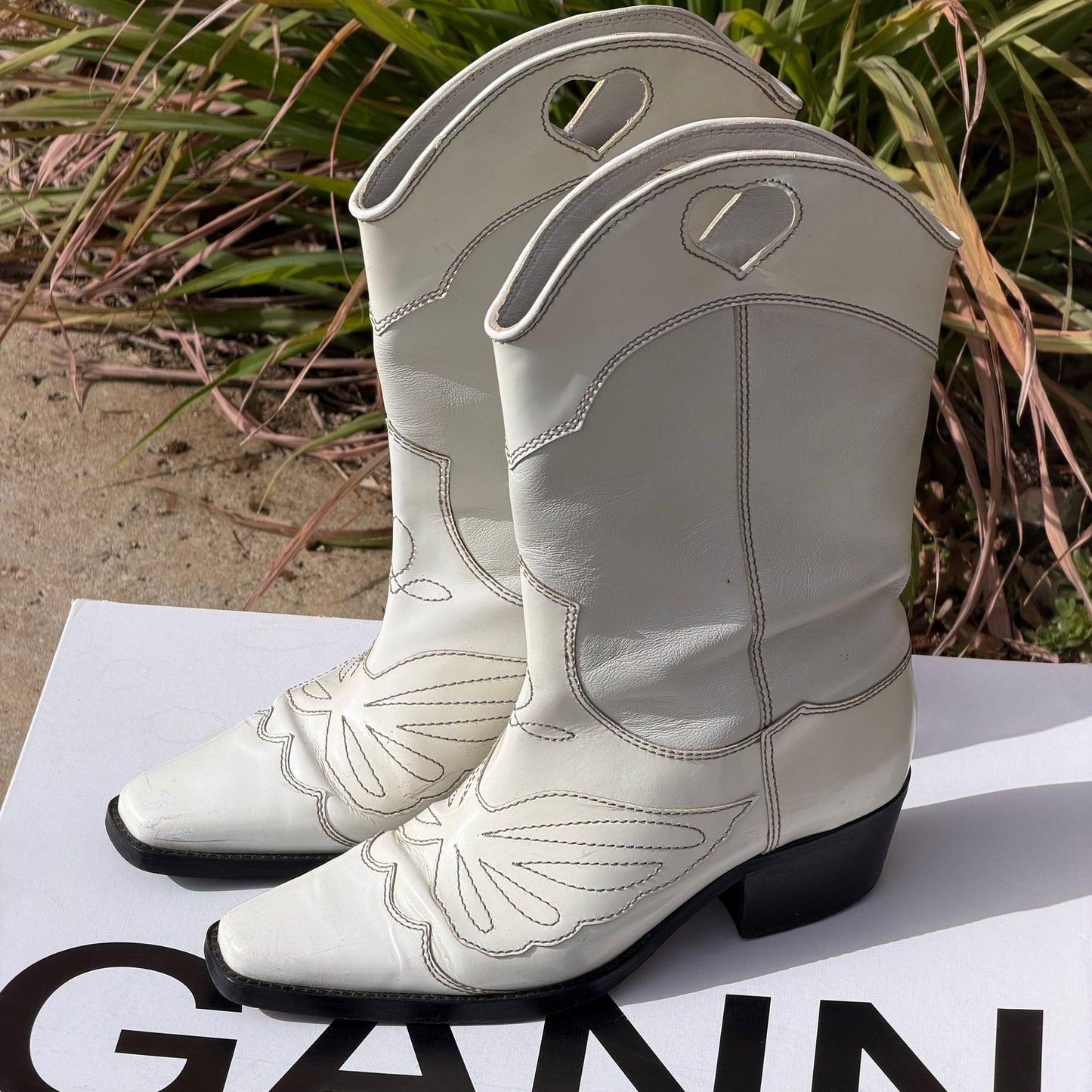 מגפי בוקרים לבנים של GANNI