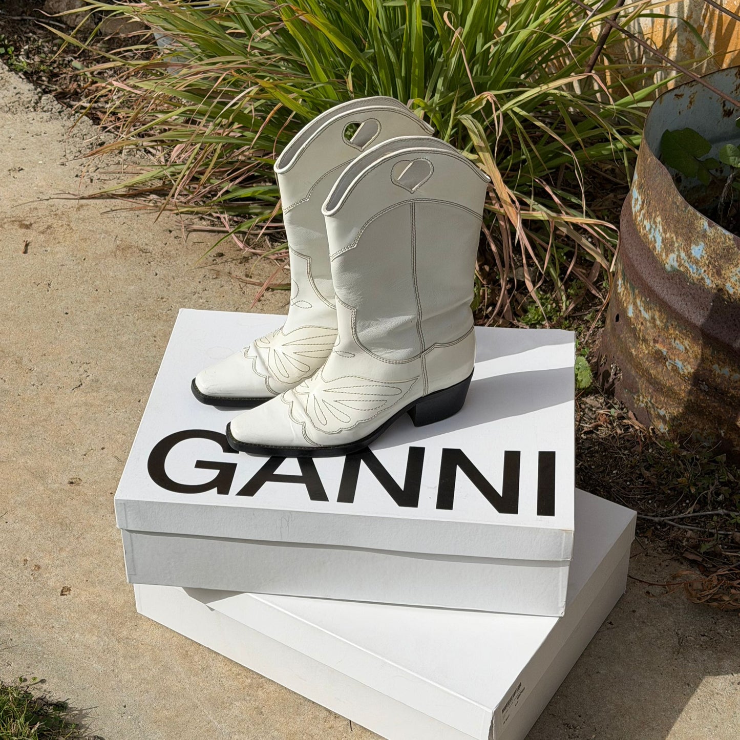 מגפי בוקרים לבנים של GANNI