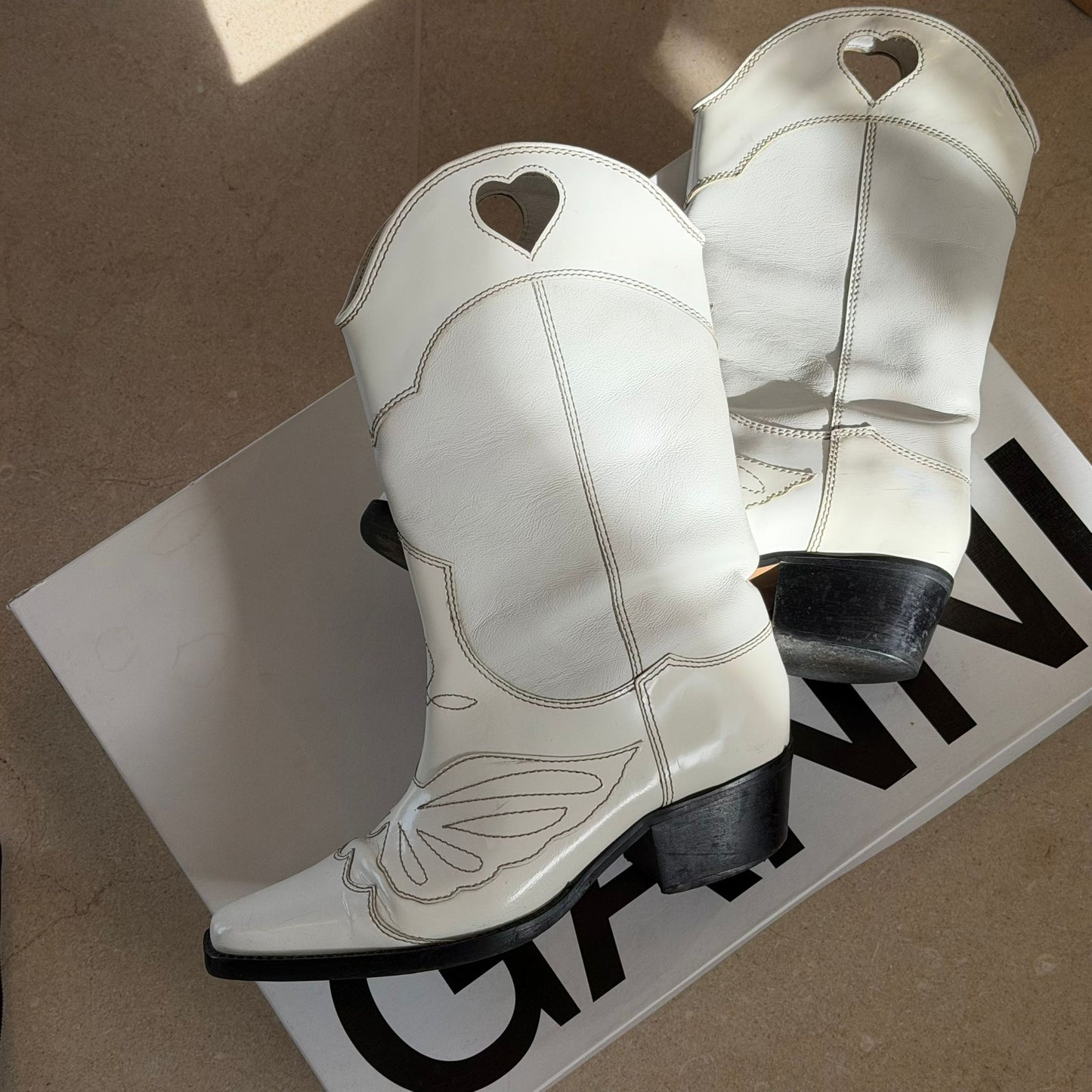 מגפי בוקרים לבנים של GANNI